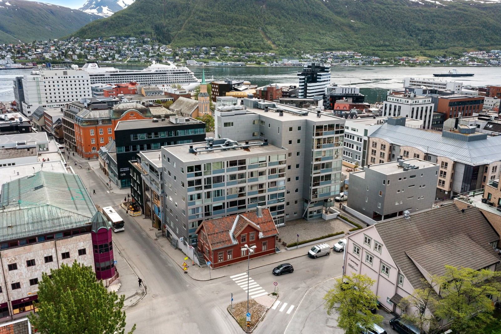 Umiddelbar nærhet til bussholdeplass med hyppige avganger til UNN/UiT, Jekta, Tromsdalen, Tromsø lufthavn m.m.