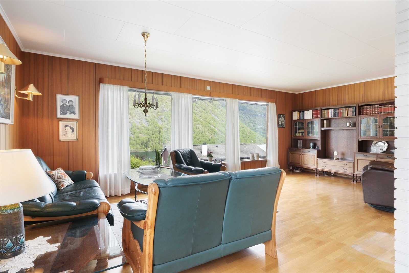 - Stova har store vindauge som gir rikeleg med naturleg lysinnslepp - Galleribilde