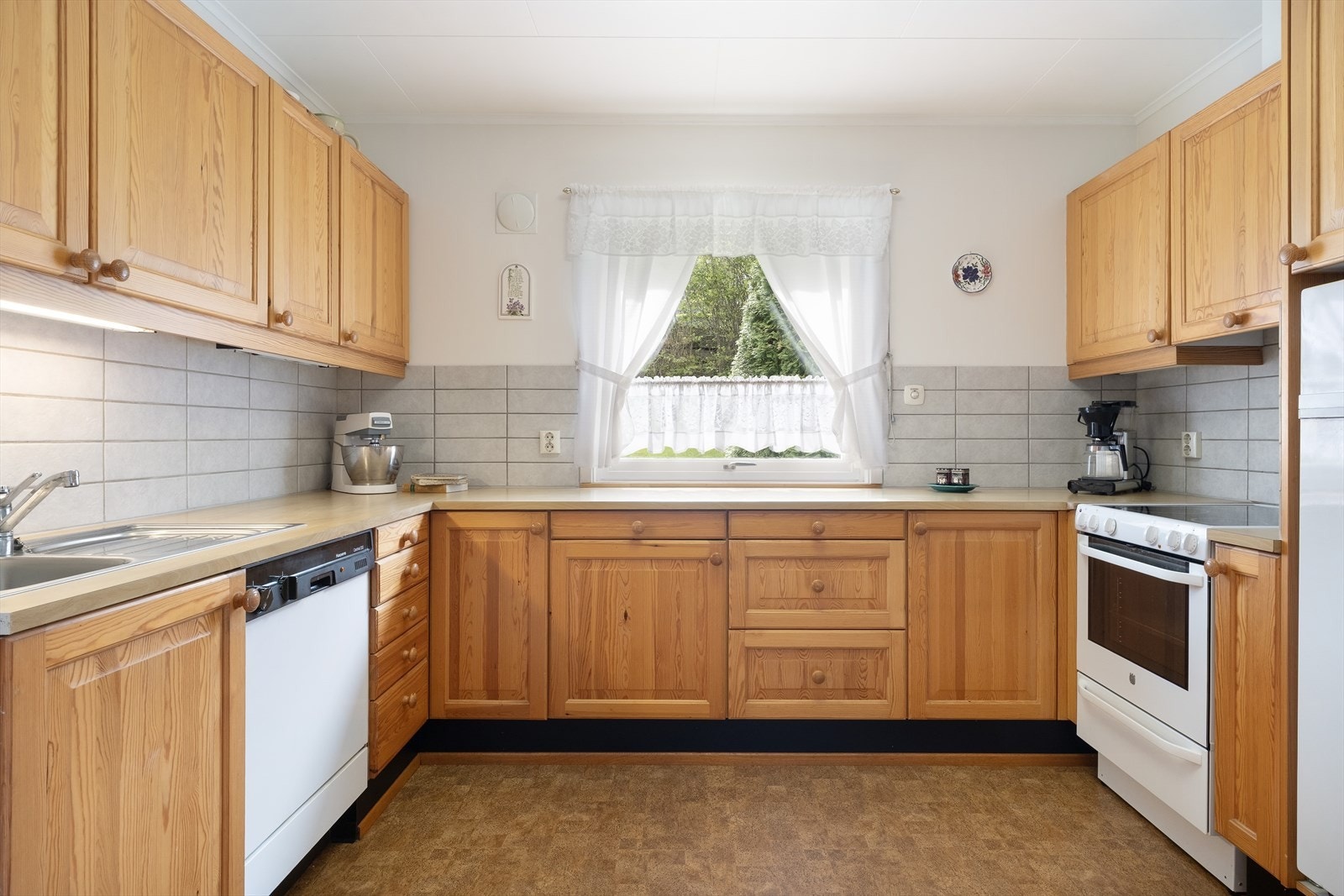 - Kjøkken har rikeleg med skap og benkplass - Galleribilde