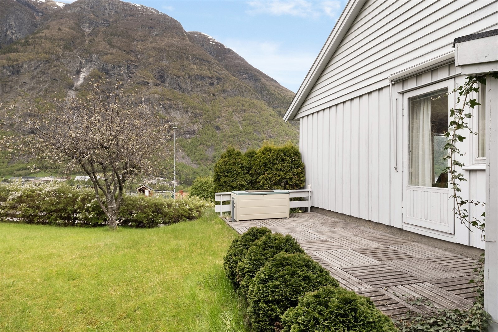 - Platning og hage med tilkomst frå stove - Galleribilde