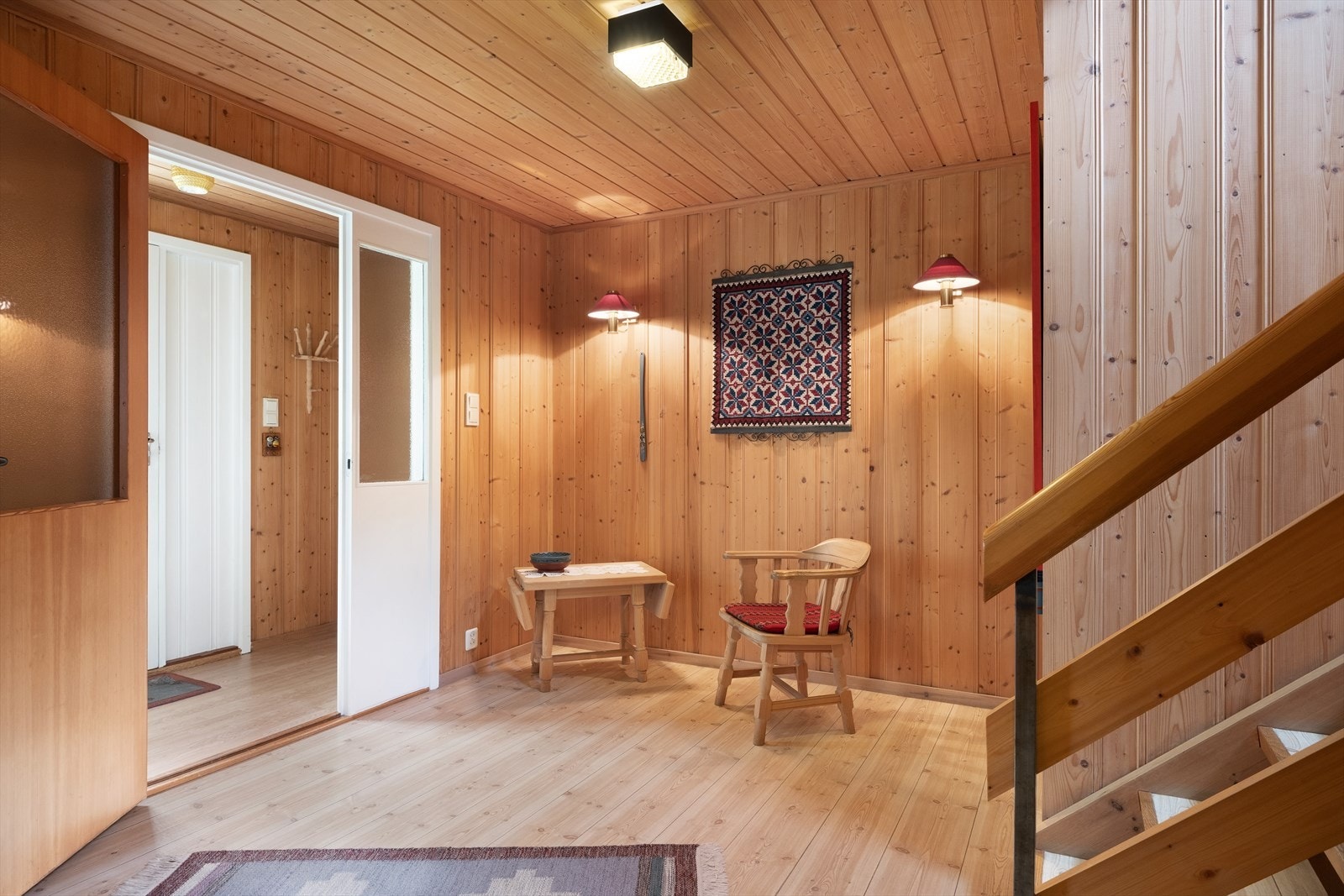 - Ein stor romsleg hall i underetasjen - Galleribilde