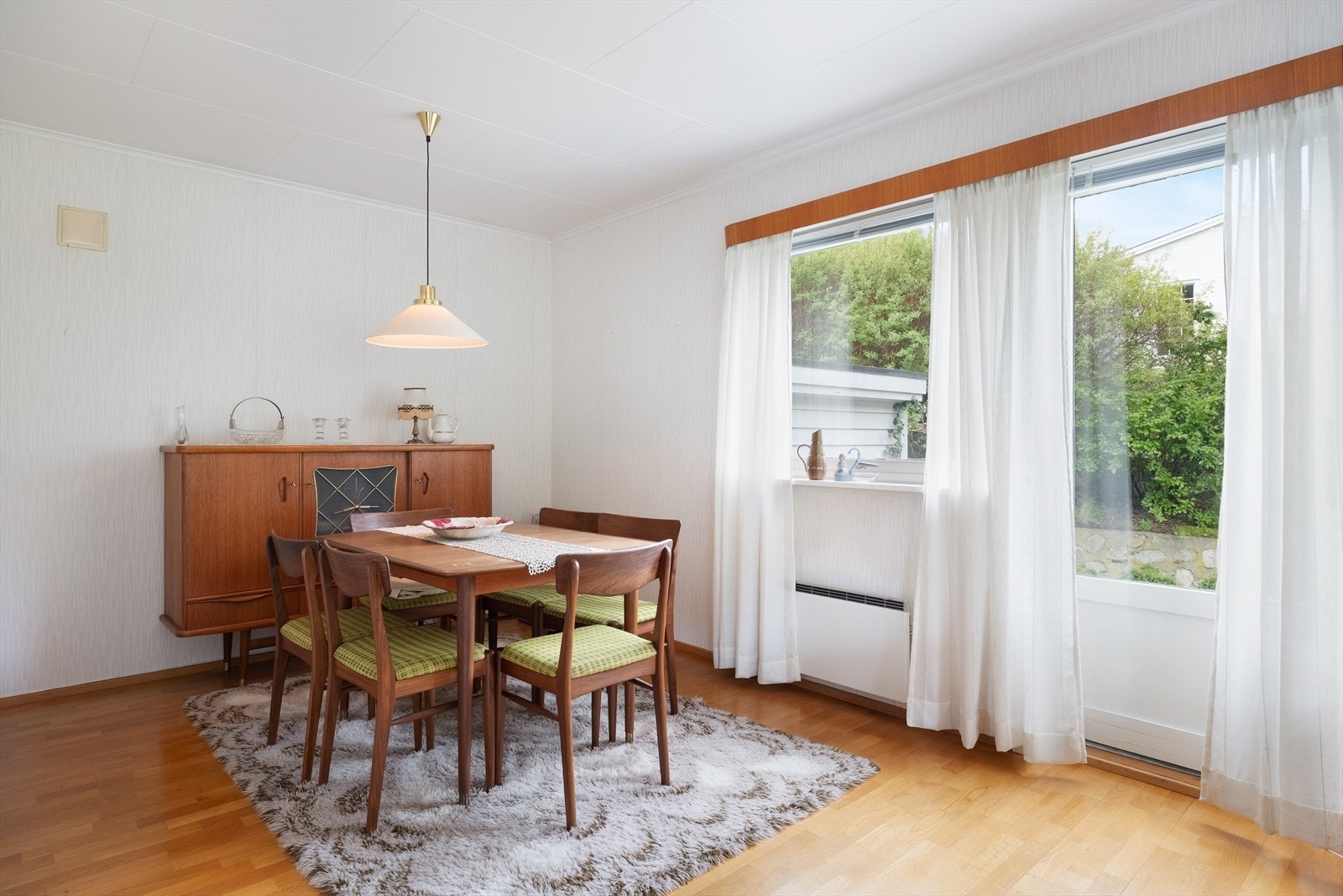 - Denne delen av stova er naturleg innreia med etegruppe - Galleribilde