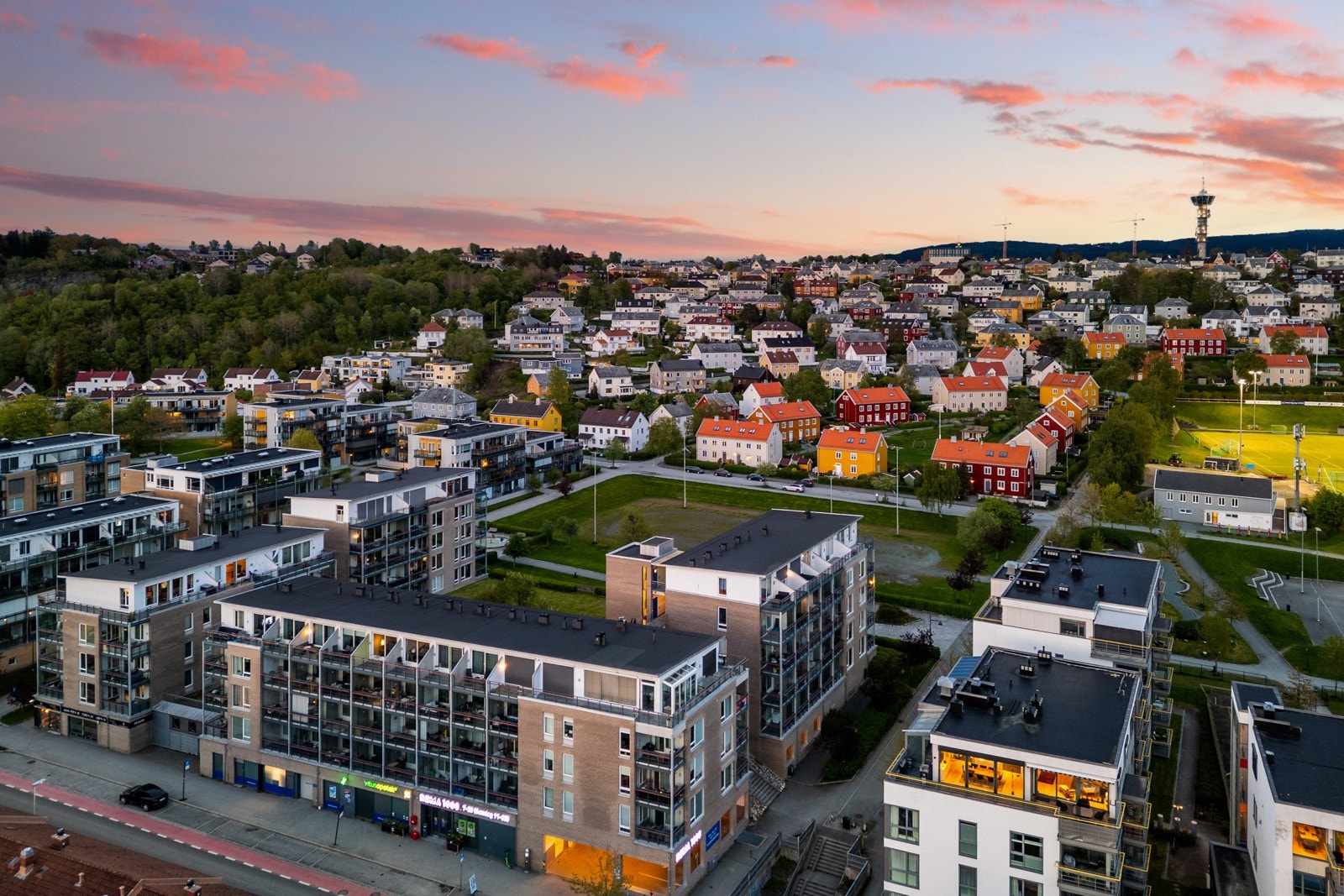 Beliggenheten på Rosenborg byr på gangavstand til både sentrum, Solsiden og kollektivtransport. I nærområdet finner du også flere dagligvarebutikker, treningssentre og flotte grøntområder. Galleribilde