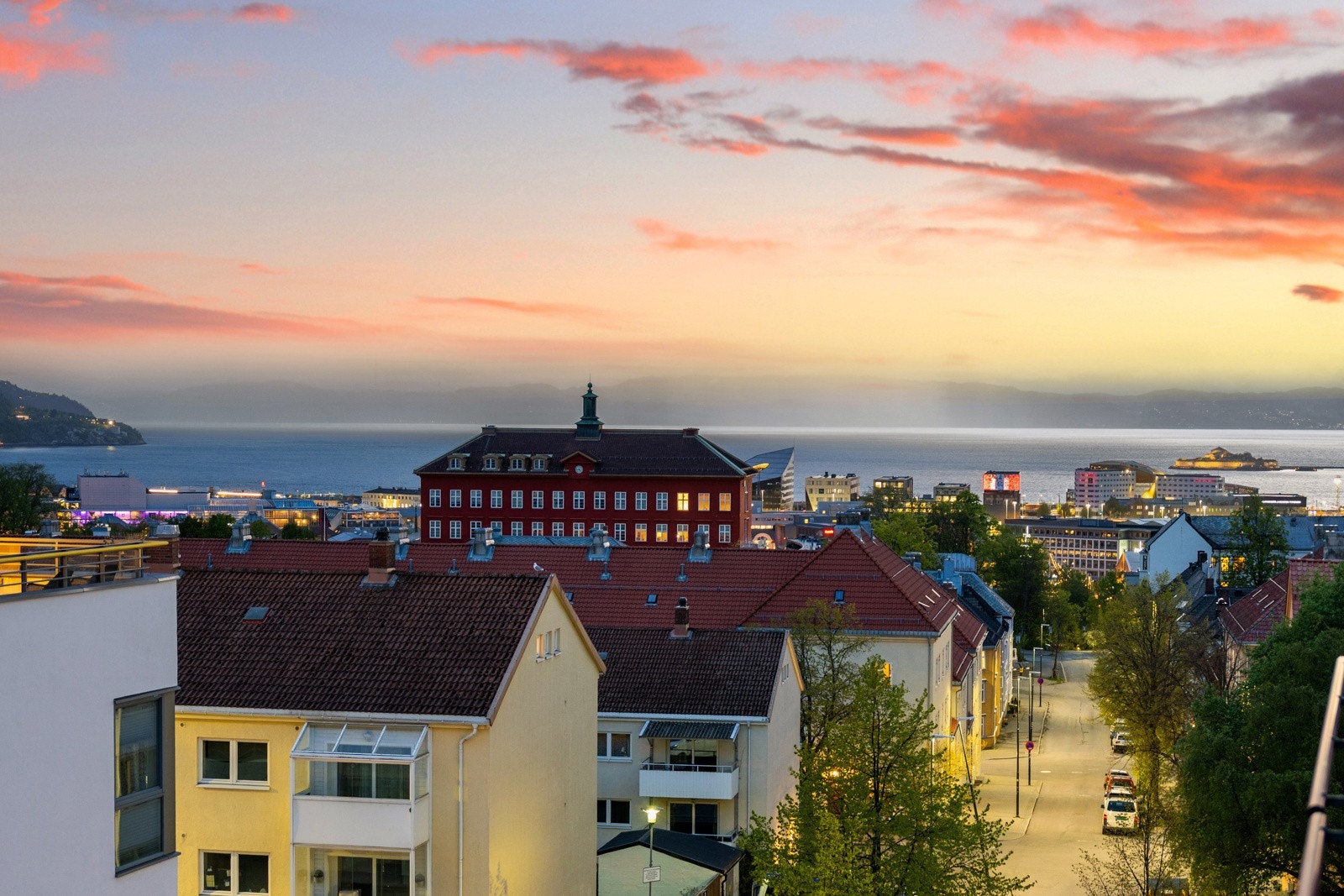 Fra balkongen nyter man flott utsikt i retning Midtbyen og Trondheimsfjorden. Galleribilde