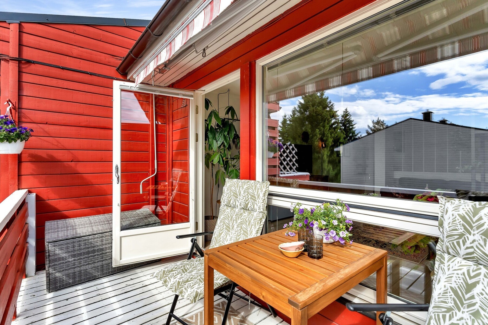 God plass til hyggelig sittegruppe og beplantning. Galleribilde
