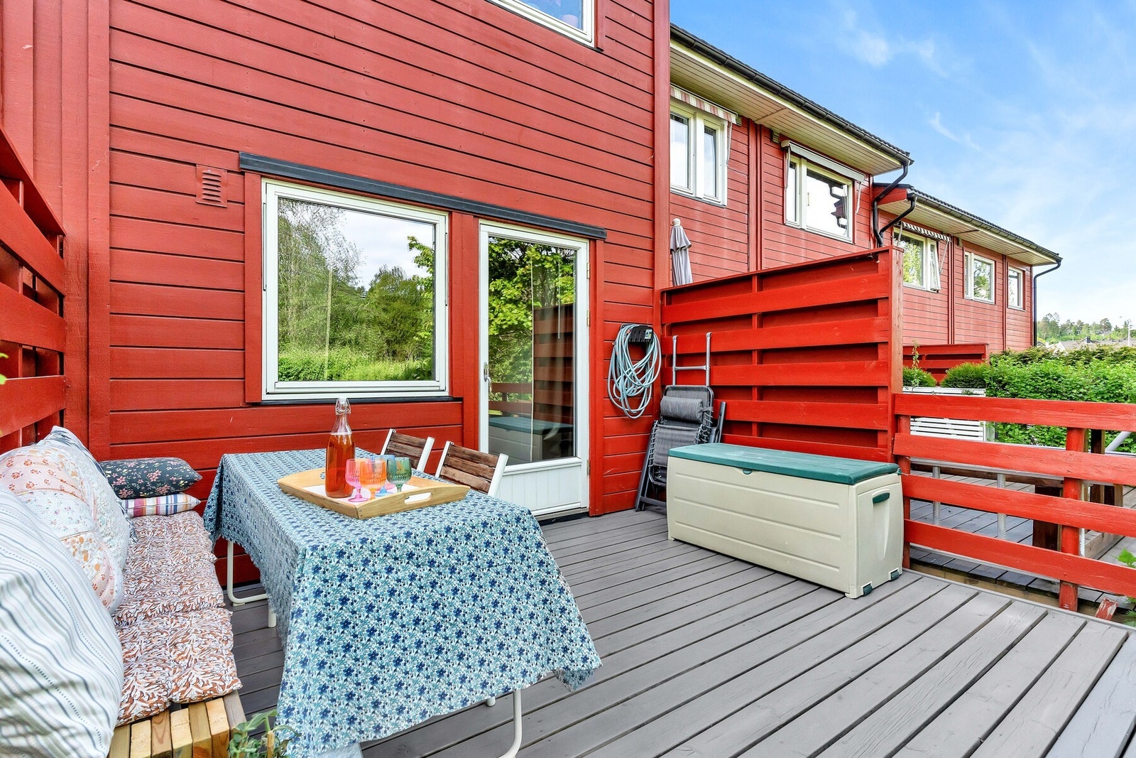 På terrassen er det god plass til hagemøbler, grill og hyggelig beplanting. Galleribilde
