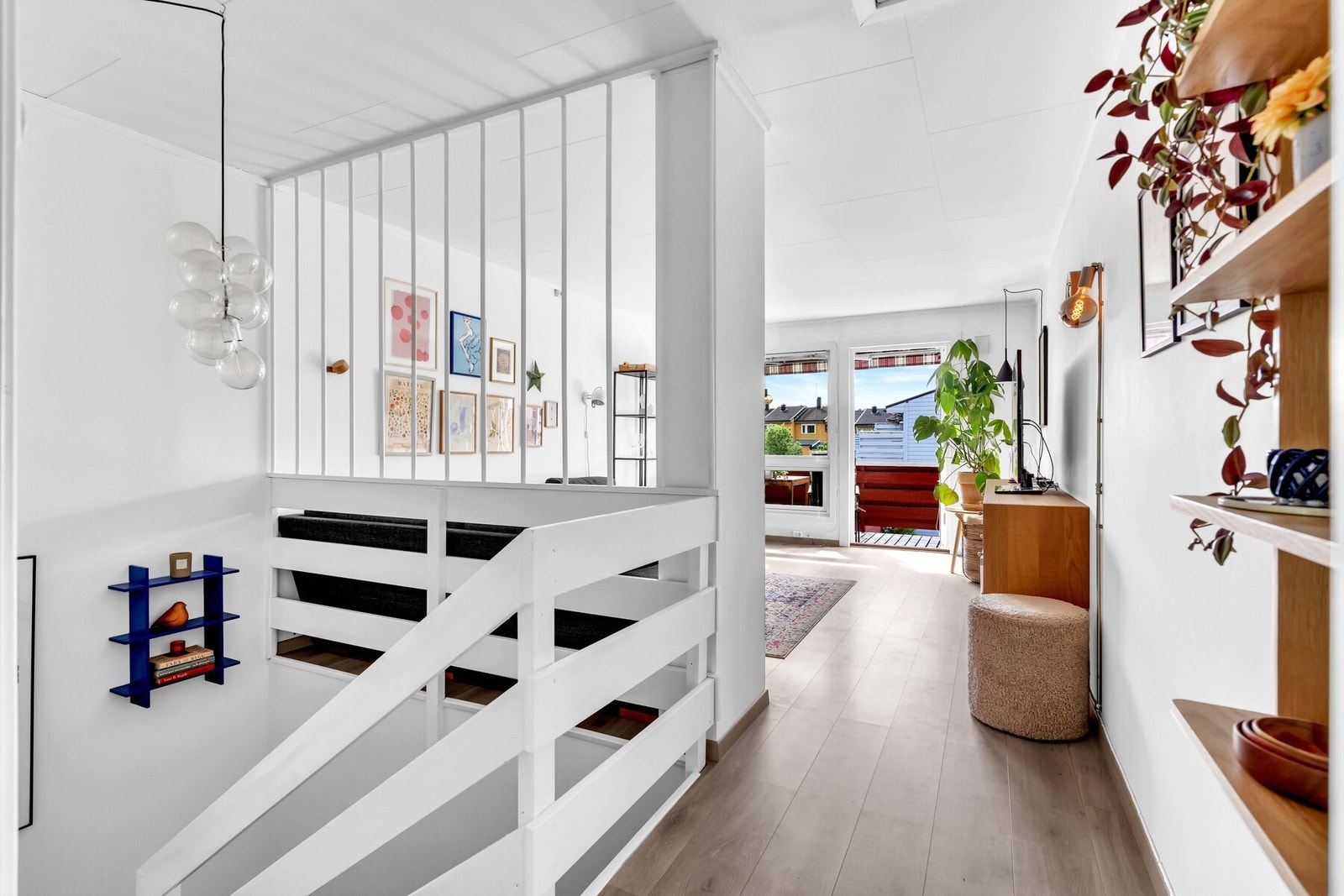 Stuen er sammen med kjøkkenet tildelt store deler av arealet i andre etasje. Galleribilde