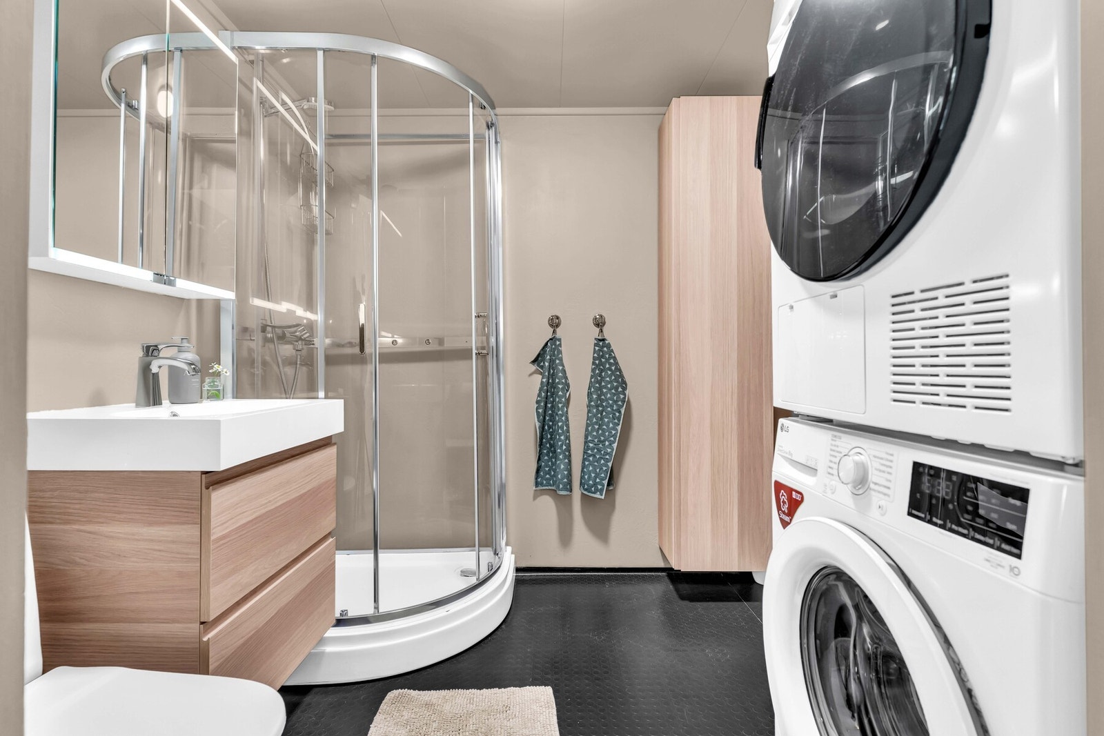 Eldre bad som ble modernisert med nytt gulvbelegg i 2018 og malt himling i 2025. Galleribilde