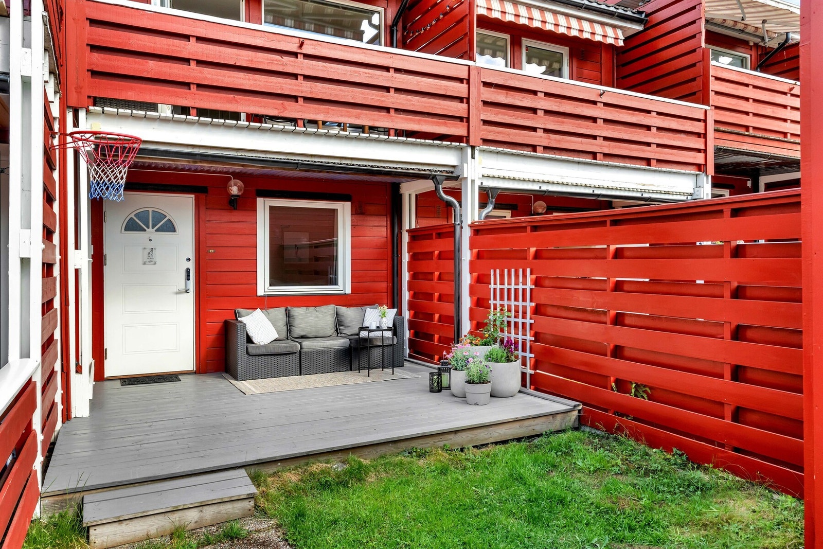 Det er tilgang til uteplasser på begge sider av boligen, noe som sørger for optimale solforhold hele dagen. Galleribilde