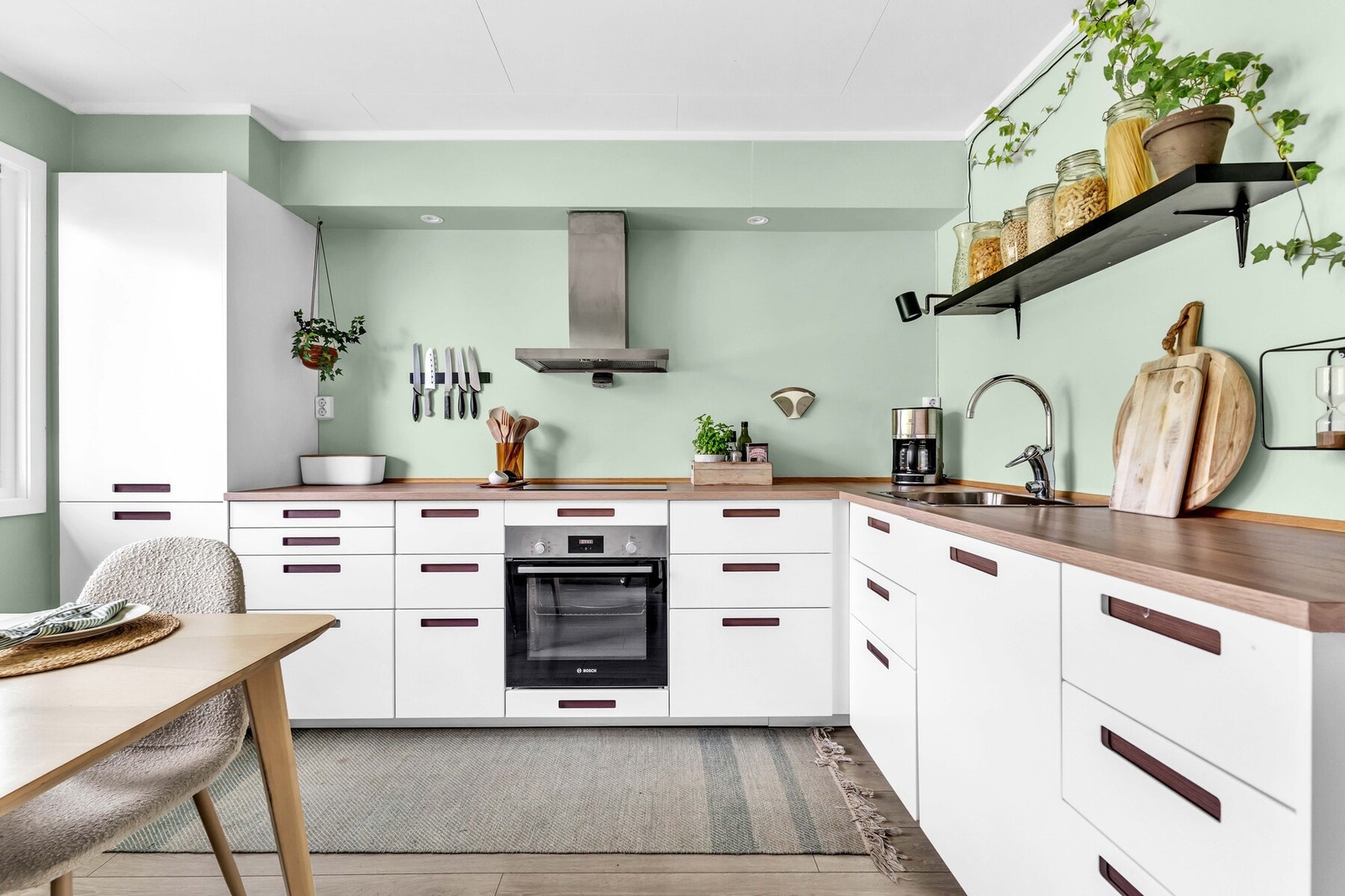 Integrert kjøleskap med frysedel, komfyr, platetopp, oppvaskmaskin, kjøkkenventilator tilkoblet avtrekkskanal. Galleribilde
