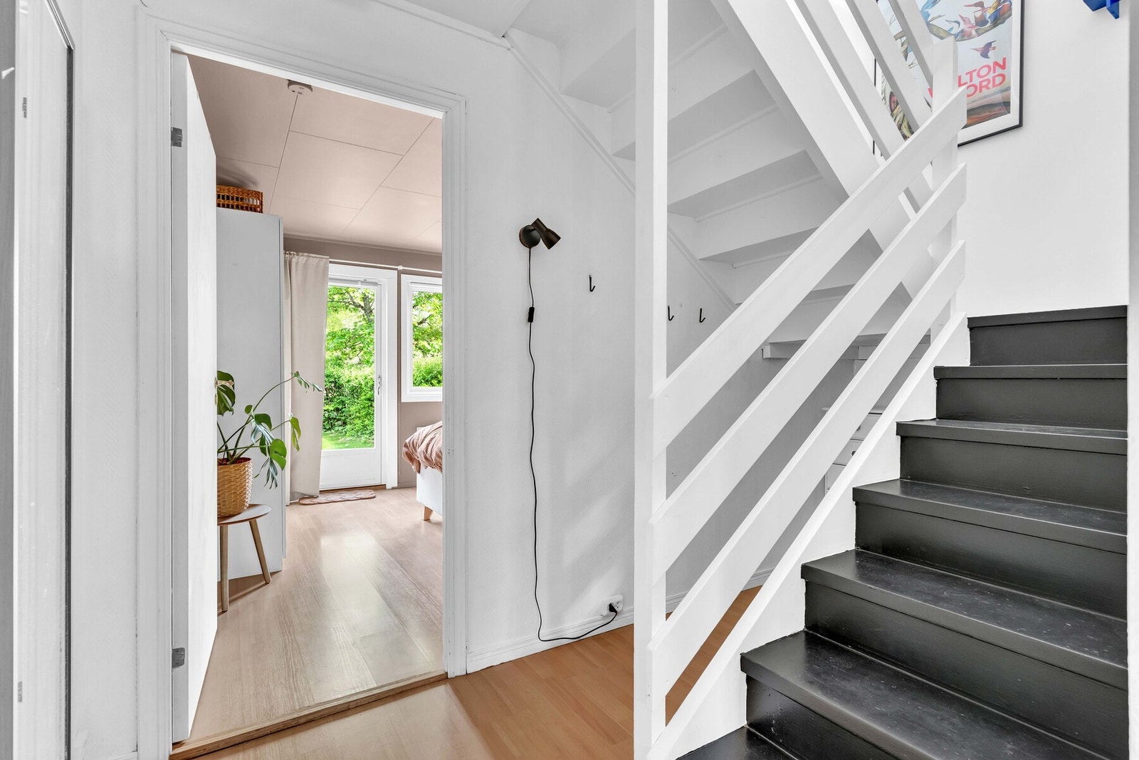 God plass til oppbevaringsmøbel eller en praktisk kontorplass under trappen. Galleribilde