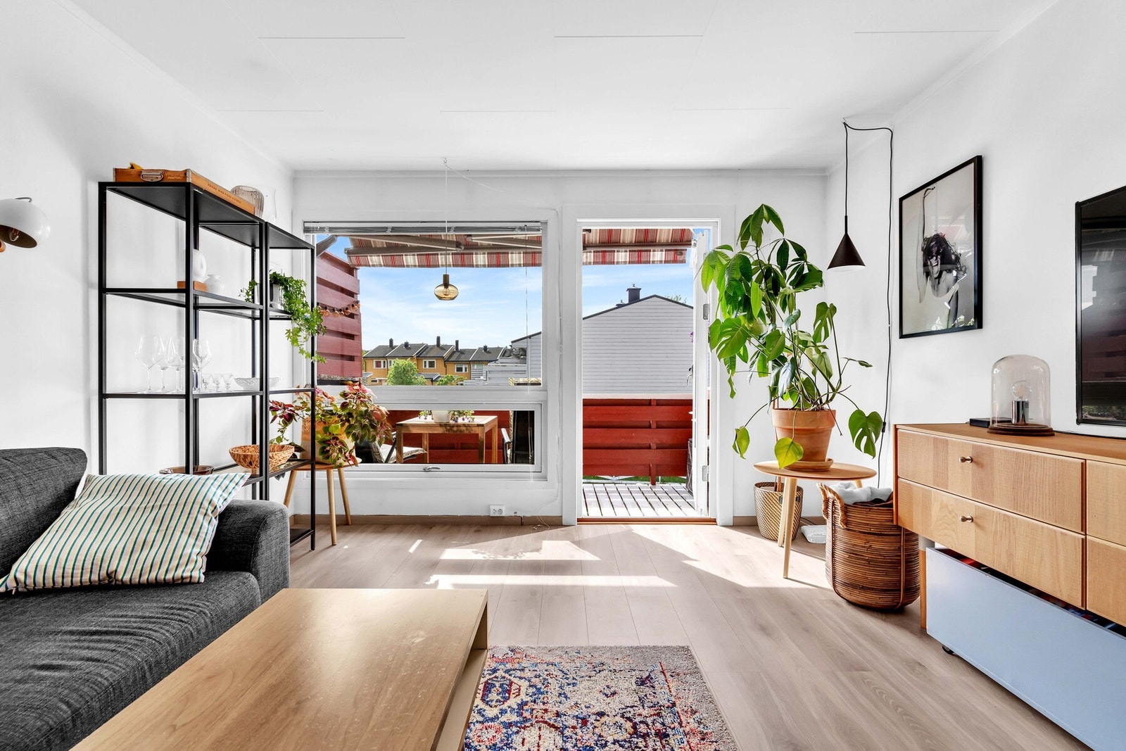 Et velholdt og koselig rekkehus med mange muligheter over to plan på Finstadjordet i Lørenskog. Galleribilde