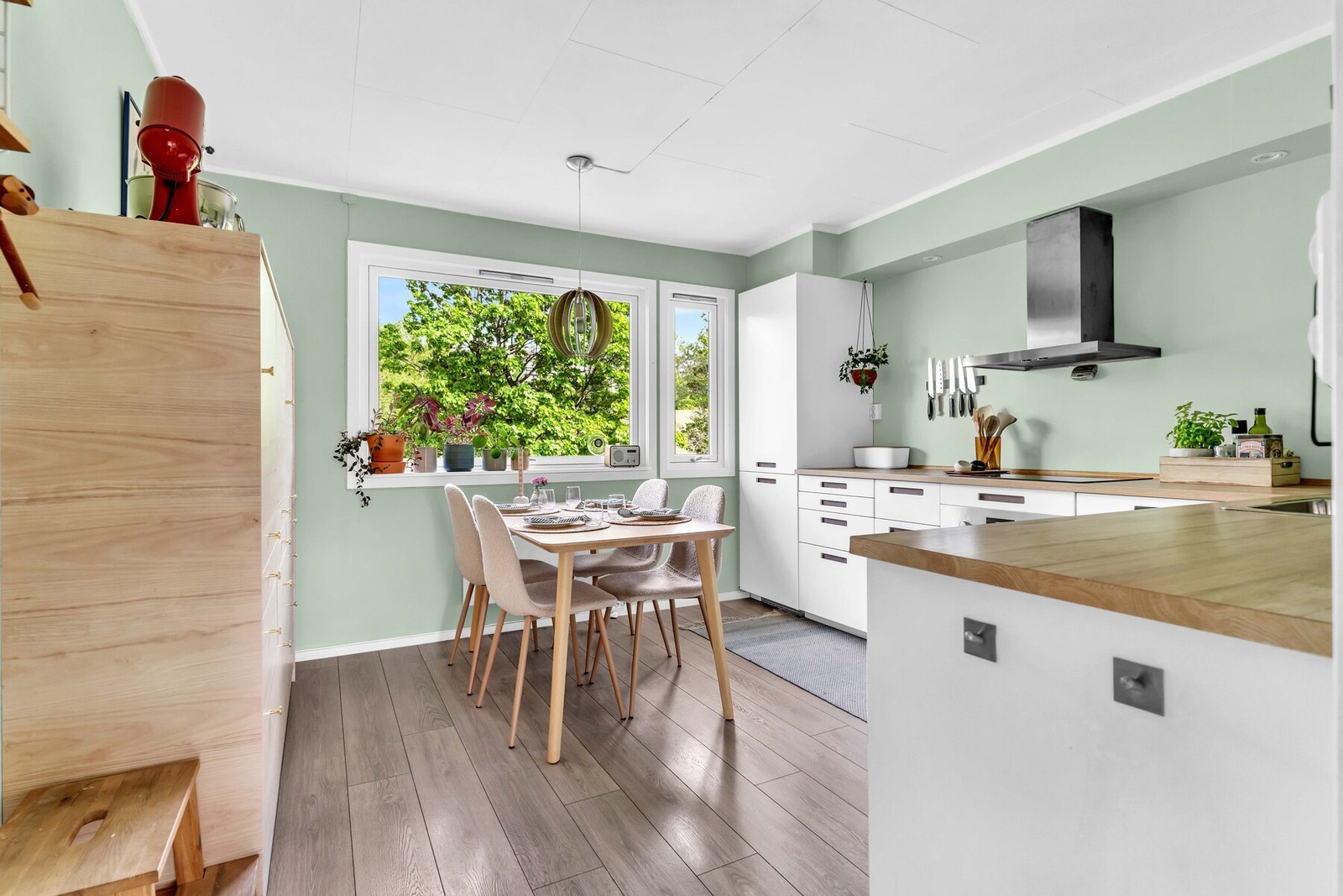 Moderne kjøkkeninnredning fra 2019 med glatte fronter og laminat benkeplate med oppvaskkum i rustfritt stål. Galleribilde