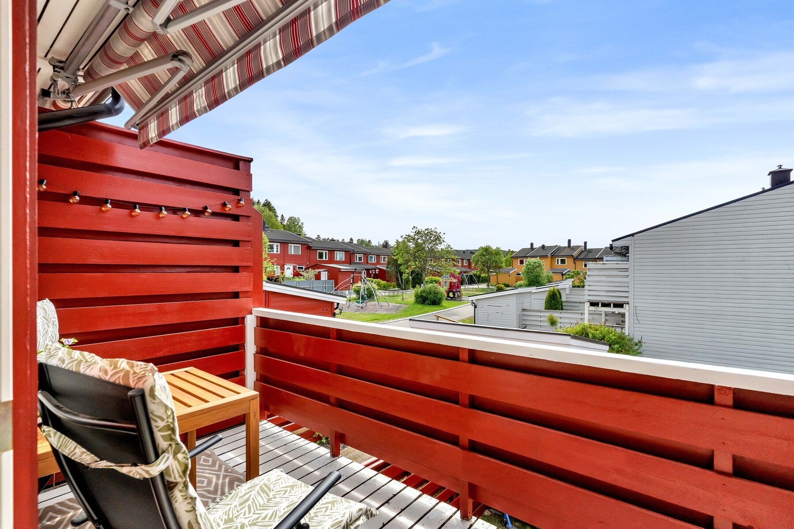 På terrassen er det montert en praktisk markise som vil skjerme for den sterkeste solen om det trengs. Galleribilde