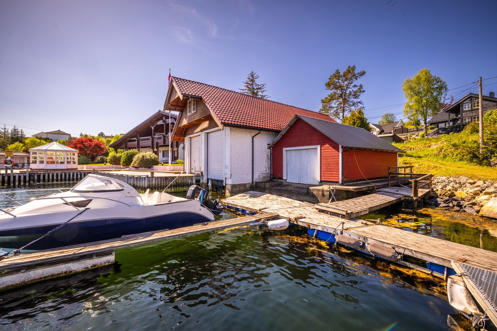 - Naustet har meget gode solforhold, med sol fra tidlig morgen til den går ned - perfekt for lange, late dager i sjøkanten - Galleribilde