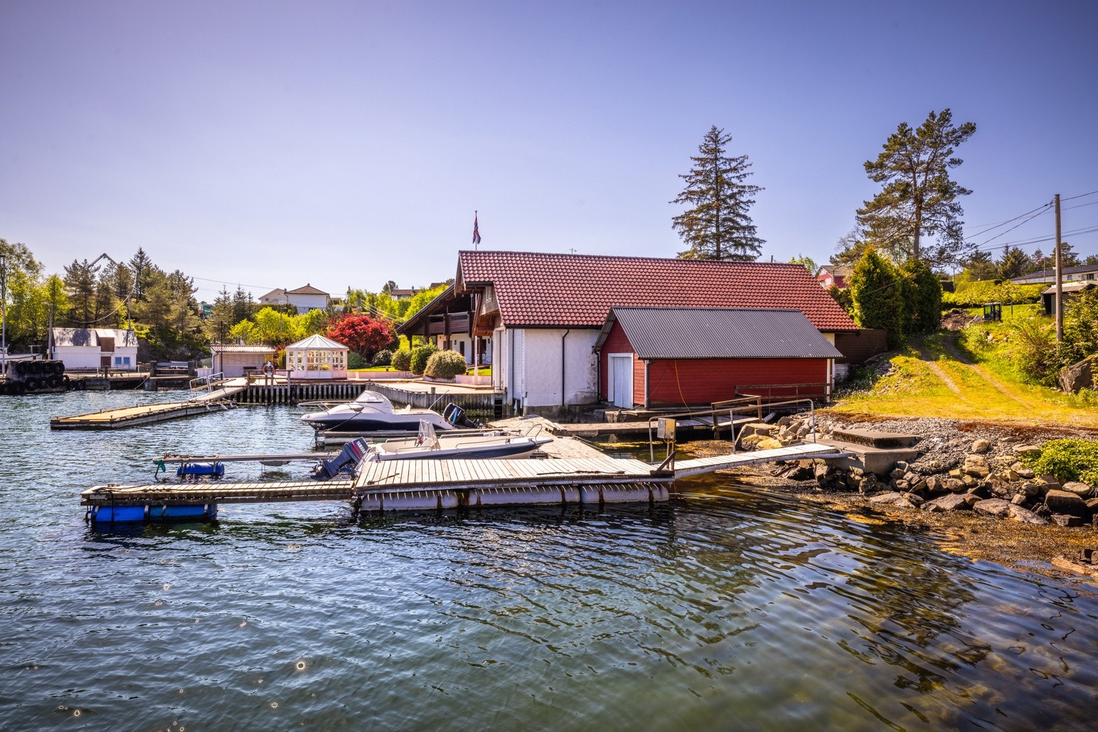 - Det er god dybde rett foran kai og brygge, og på dagens bryggeanlegg er det plass til ca. 4 båter av normal størrelse. - Galleribilde