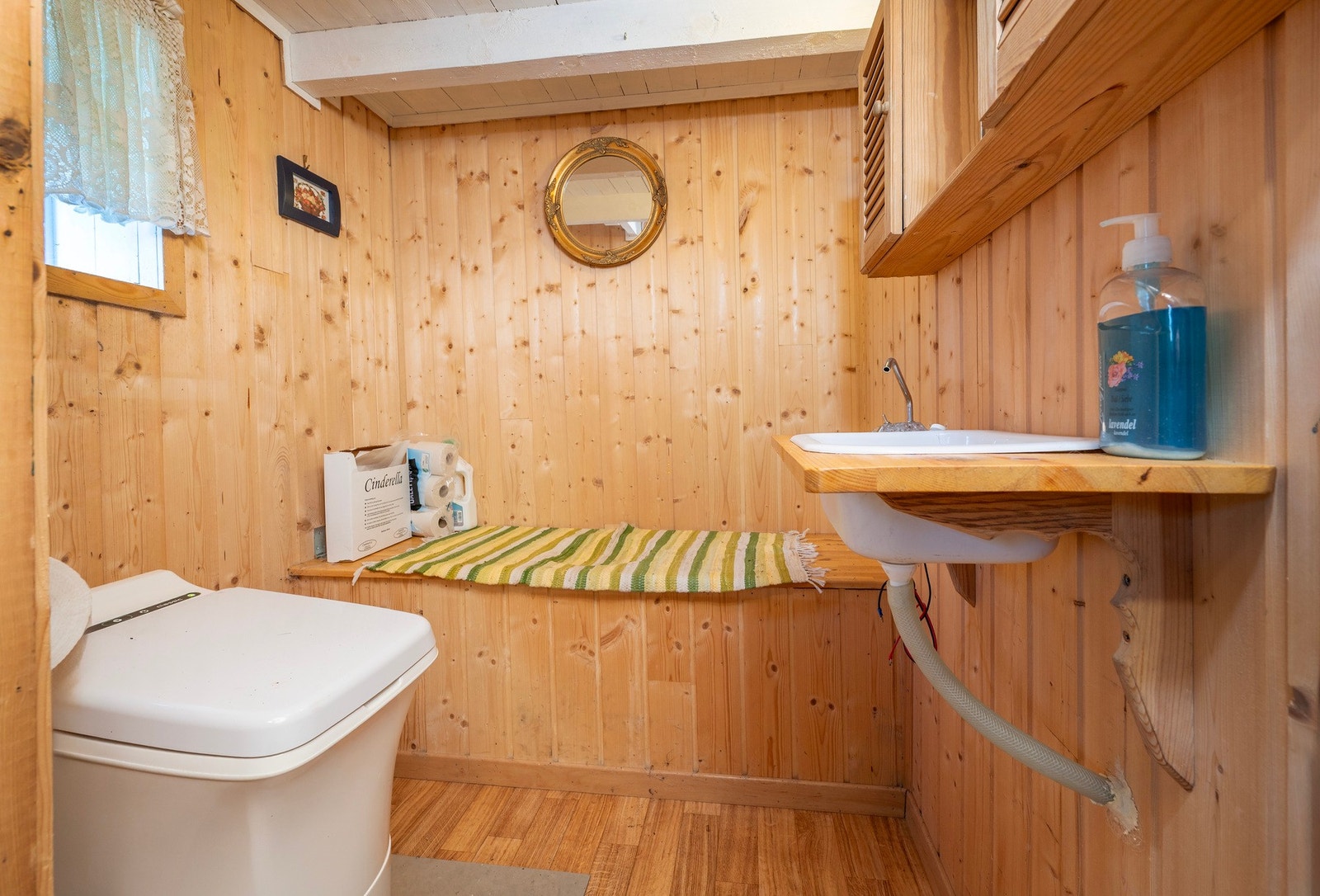 Forbrenningstoalett i kjelleren. Galleribilde