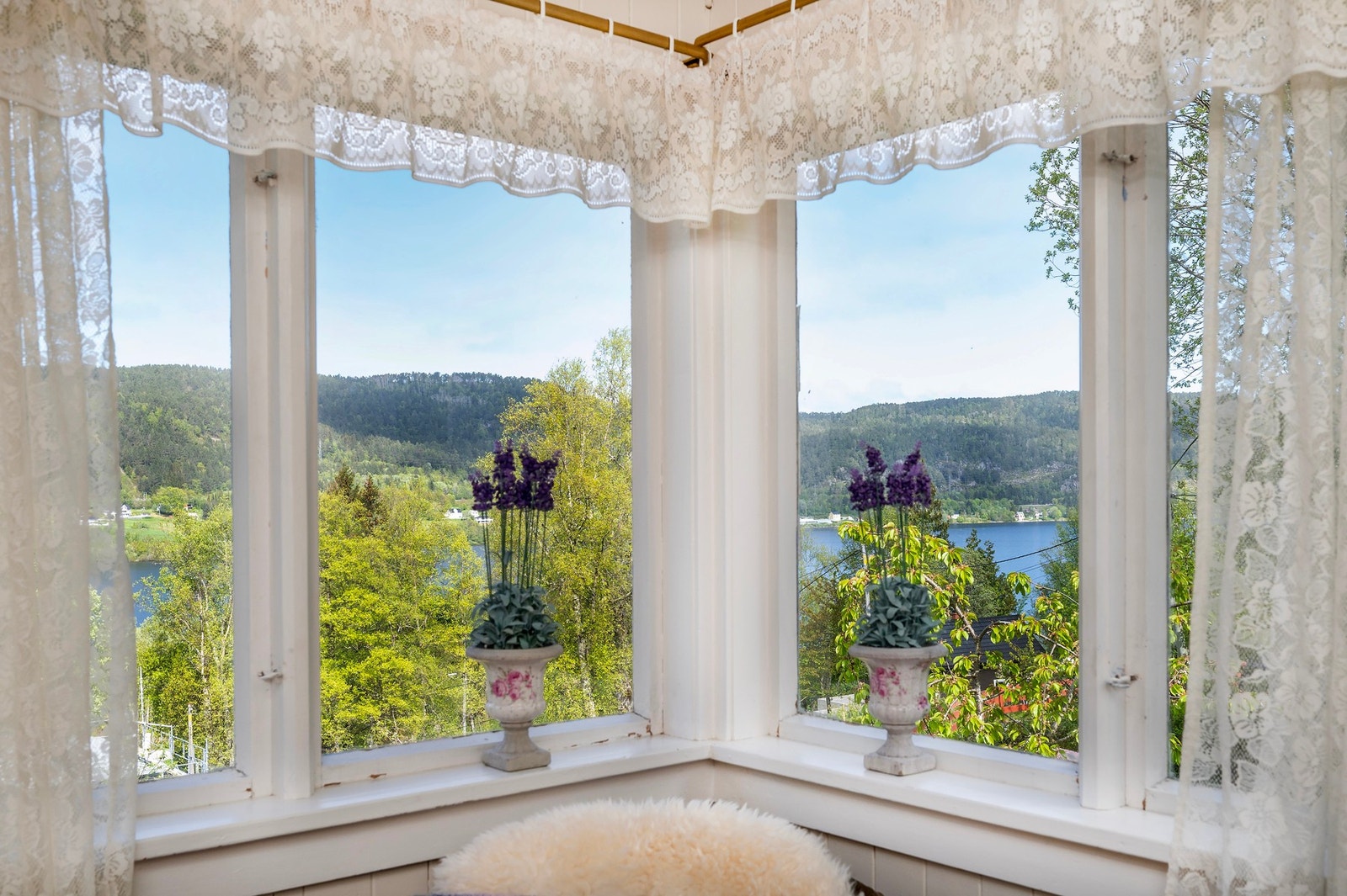 Fin utsikt fra hytten mot Brusdalsvatnet. Galleribilde