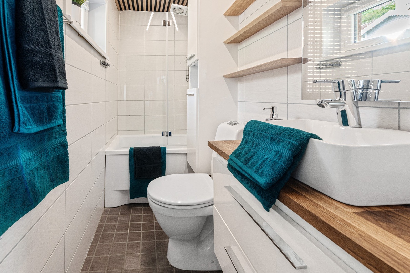 Baderom med flislagte overflater, behagelig gulvvarme og stilfull innredning. Galleribilde