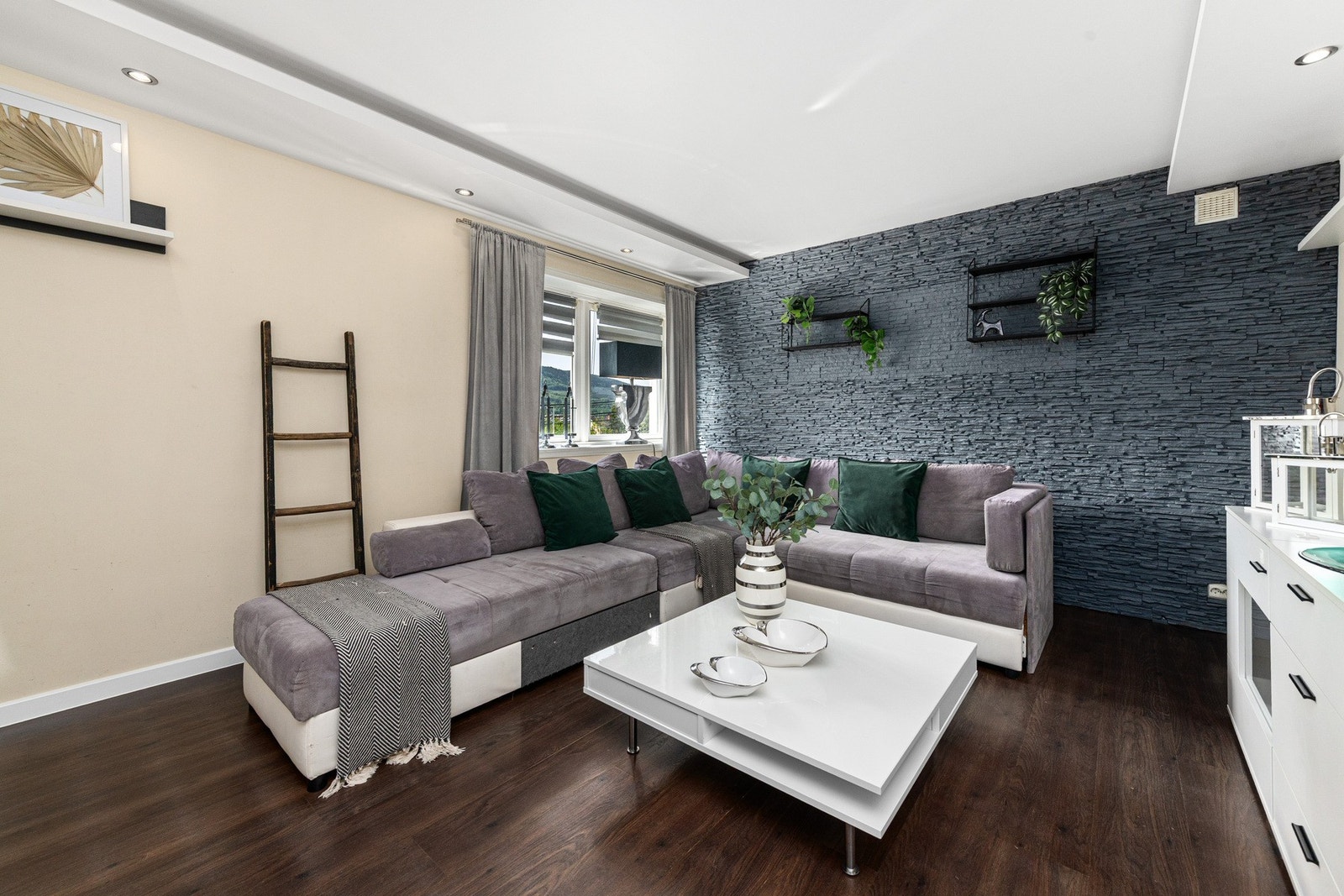 . Stuen har god plass for sofamøblement, TV-seksjon og en velegnet spiseplass ved kjøkkensonen. Galleribilde