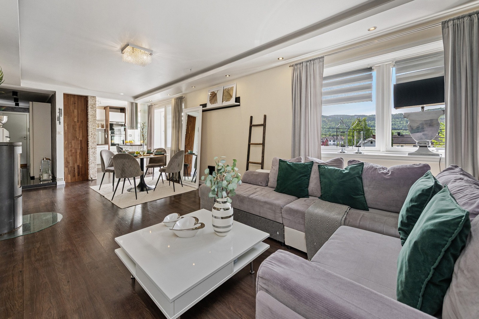 Stuen er et lyst og luftig rom takket være store vindusflater som fyller rommet rikelig med dagslys. Galleribilde