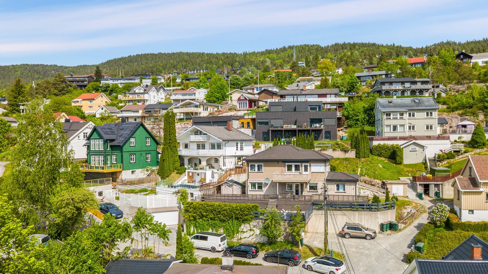 Her bor du med nærhet til både natur og byliv, og med det meste man trenger i hverdagen rett i nærheten - et praktisk og populært område for familier, etablerere og aktive par. Galleribilde