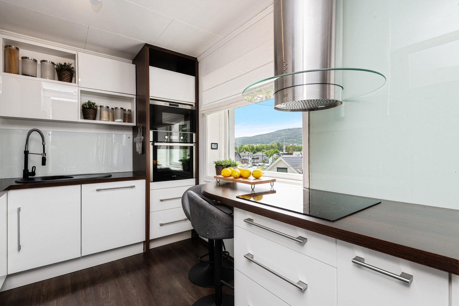 Rommet har god skap- og benkeplass for å tilberede måltider til hele familien og eventuelle gjester som kommer på besøk. Galleribilde