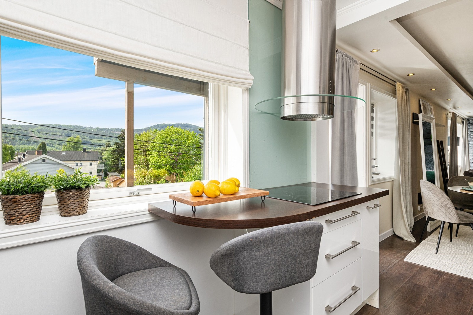 Integrerte hvitevarer er plassert på en bruksvennlig måte, og det er avsatt plass til kjøleskap. Galleribilde