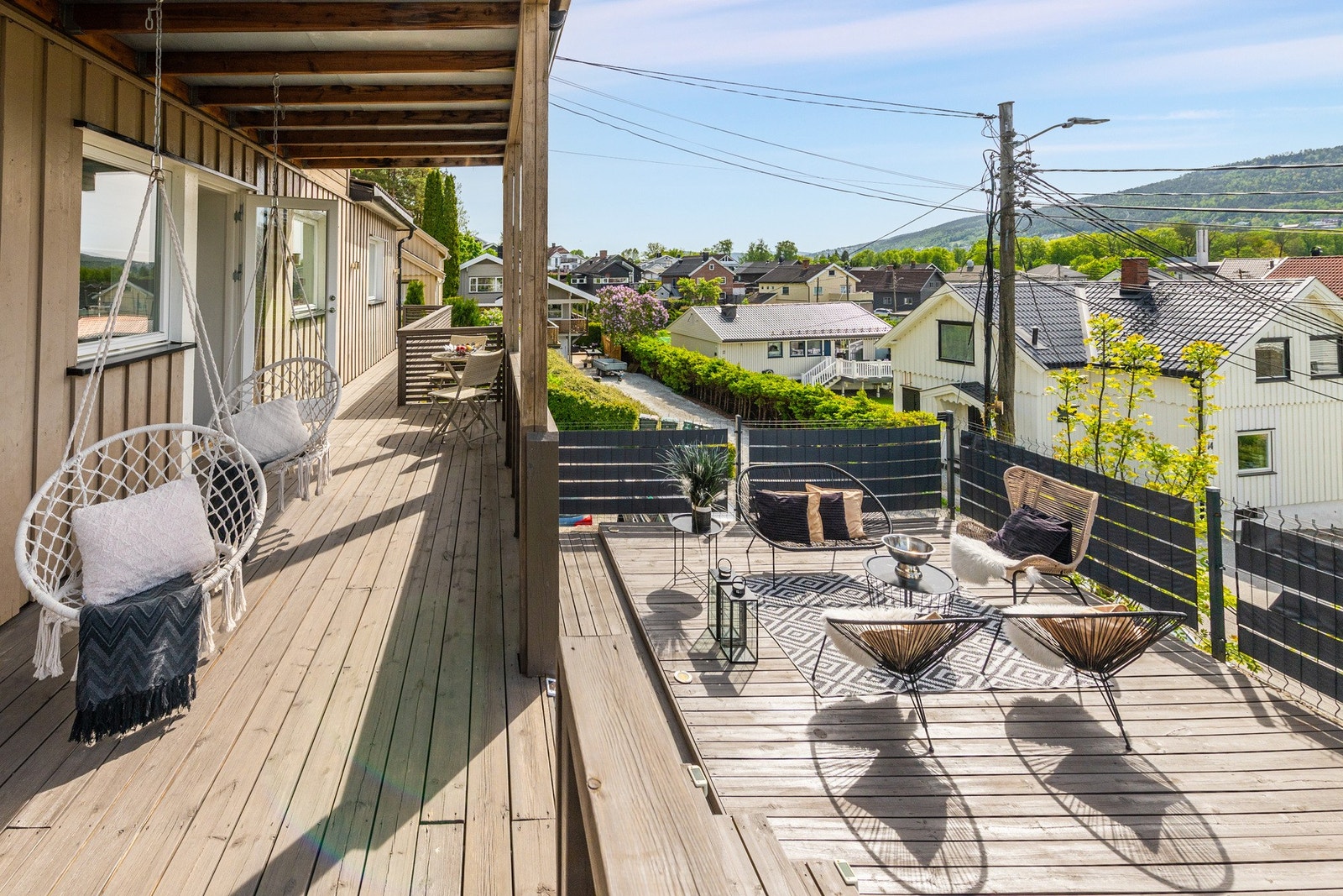 Verandaen og tilhørende plattingen danner en romslig og skjermet uteplass - perfekt for både rolige morgenkaffekopper og lange sommerkvelder i godt selskap. Galleribilde