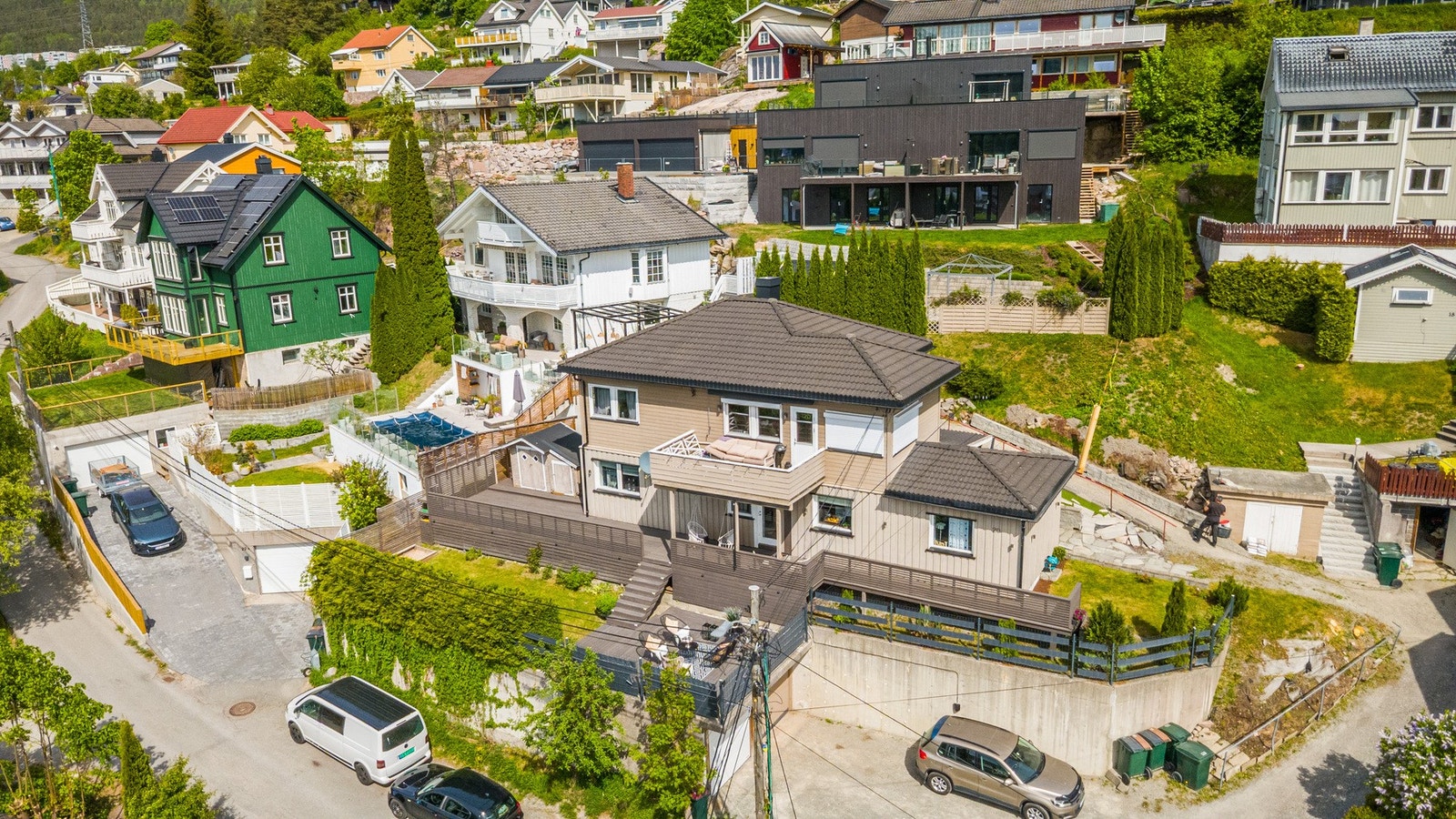Eiendommen har en attraktiv og sentral beliggenhet i et veletablert boligområde på Åssiden i Drammen. Galleribilde