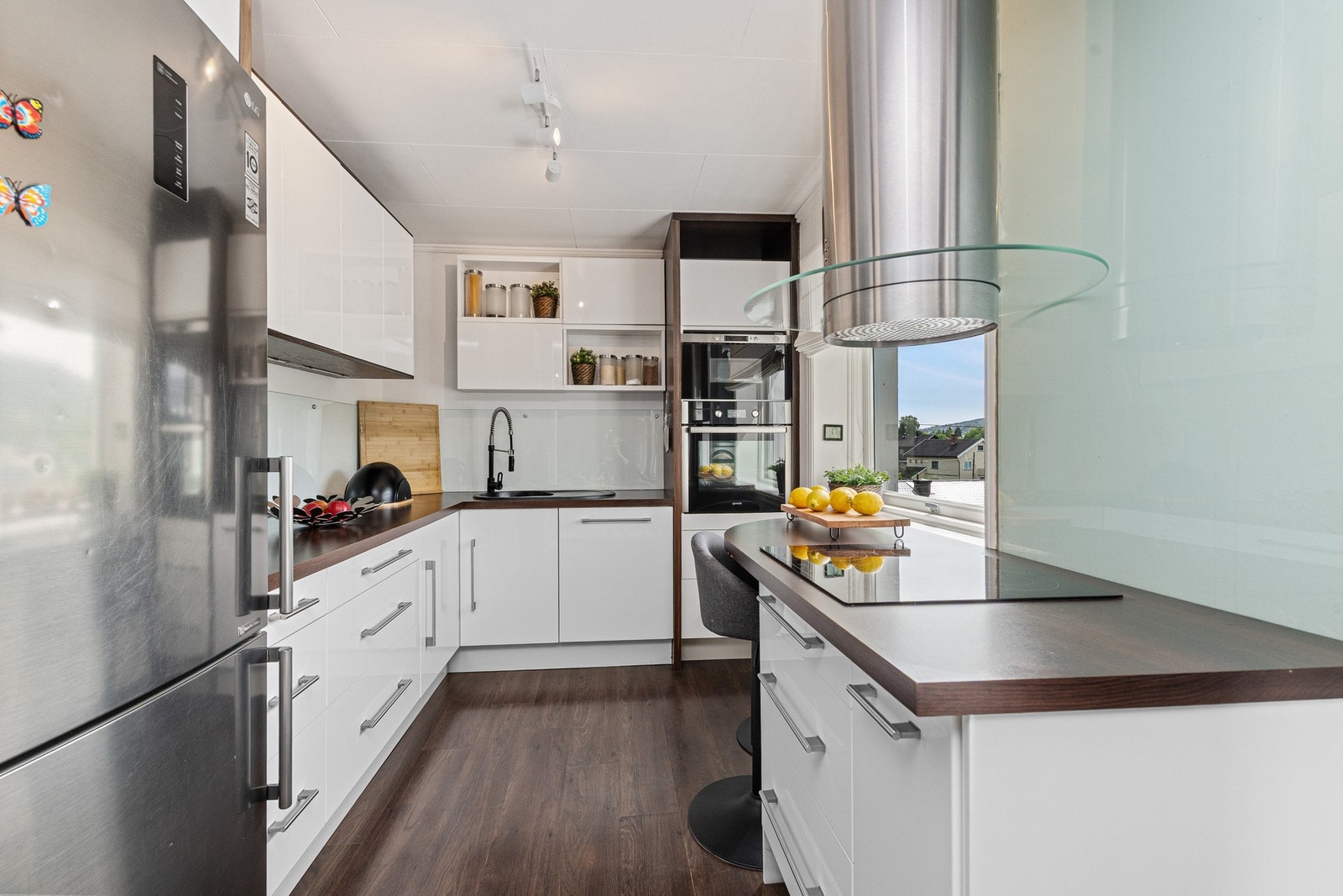 Innredningen har glatte hvite fronter og brune benkeplater, som gir et rent og tidløst uttrykk. Galleribilde