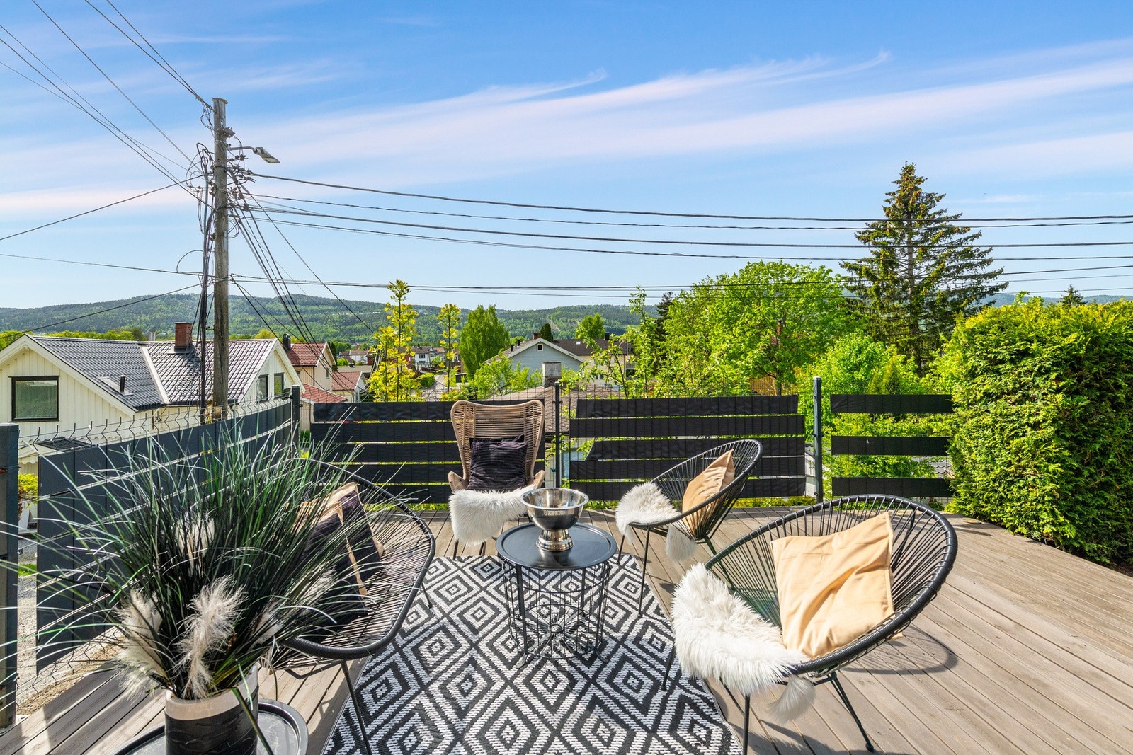 Videre er det adkomst til boligens hageområde som byr på pen beplanting og frodige hageområder med boltreplass for hele familien. Galleribilde