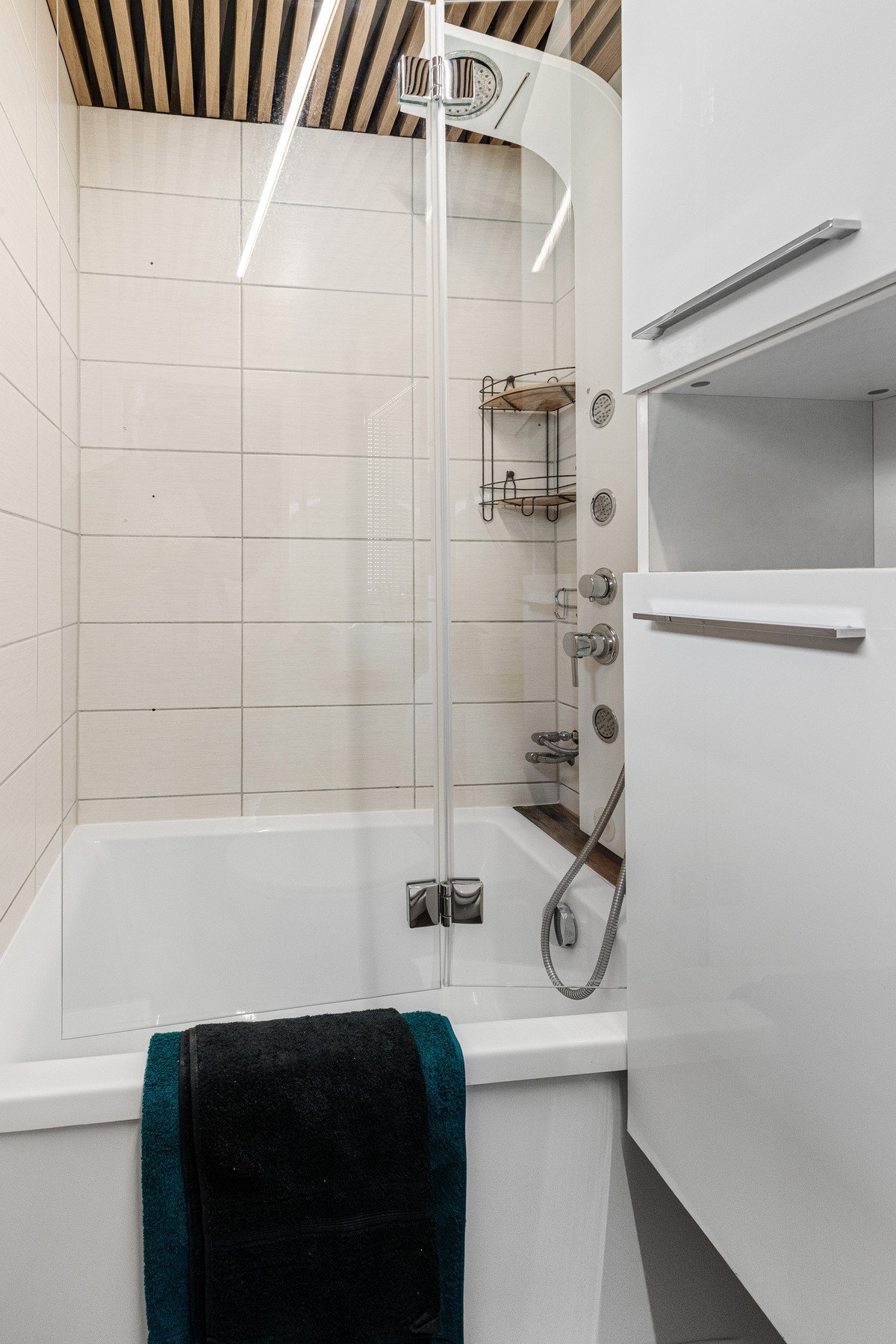 Badet innredet med badekar, vegghengt servantskap og gulvstående toalett. Galleribilde