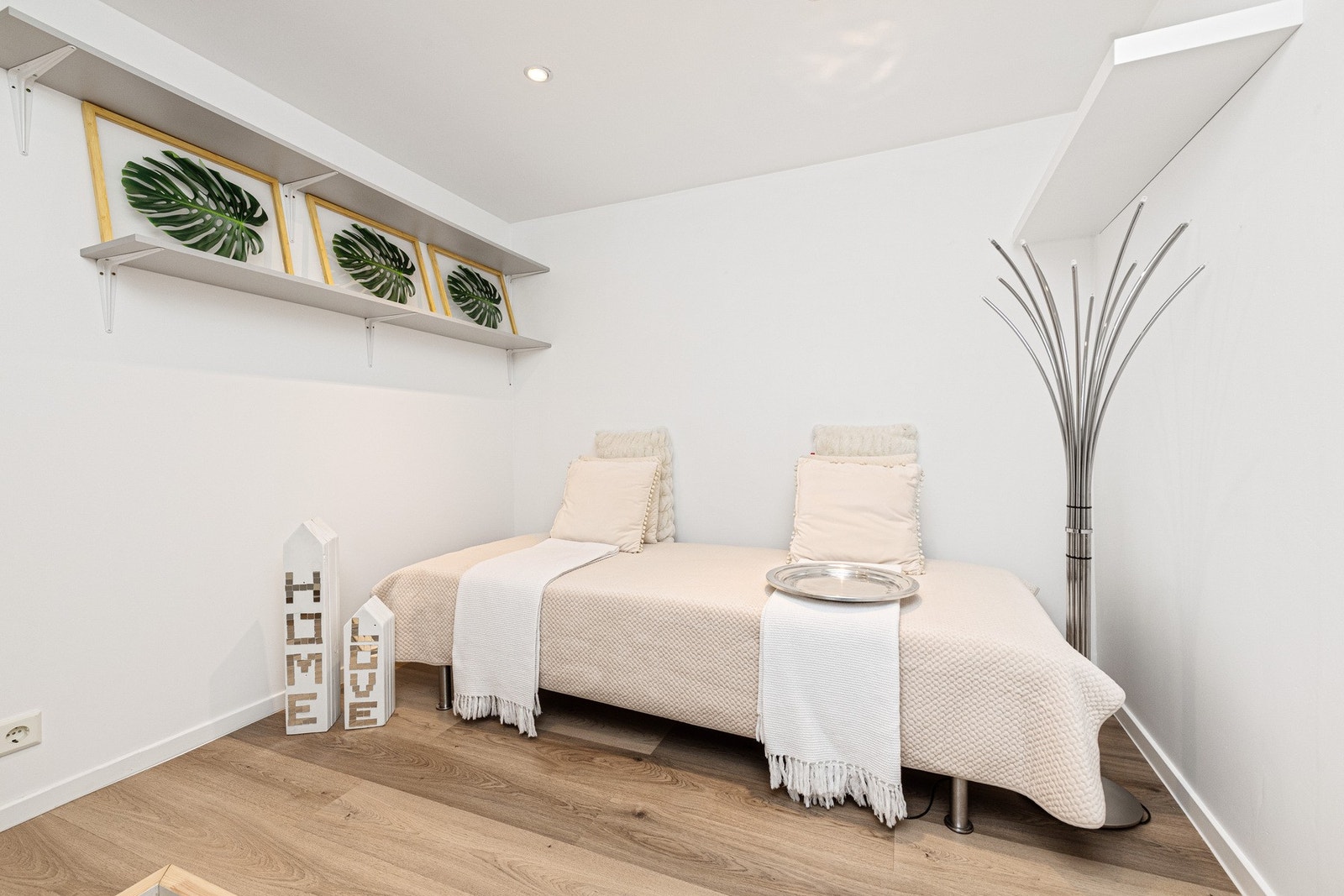 . I tillegg finnes et innredet rom som i dag benyttes som soverom, men som ikke oppfyller tekniske krav til varig opphold. Galleribilde