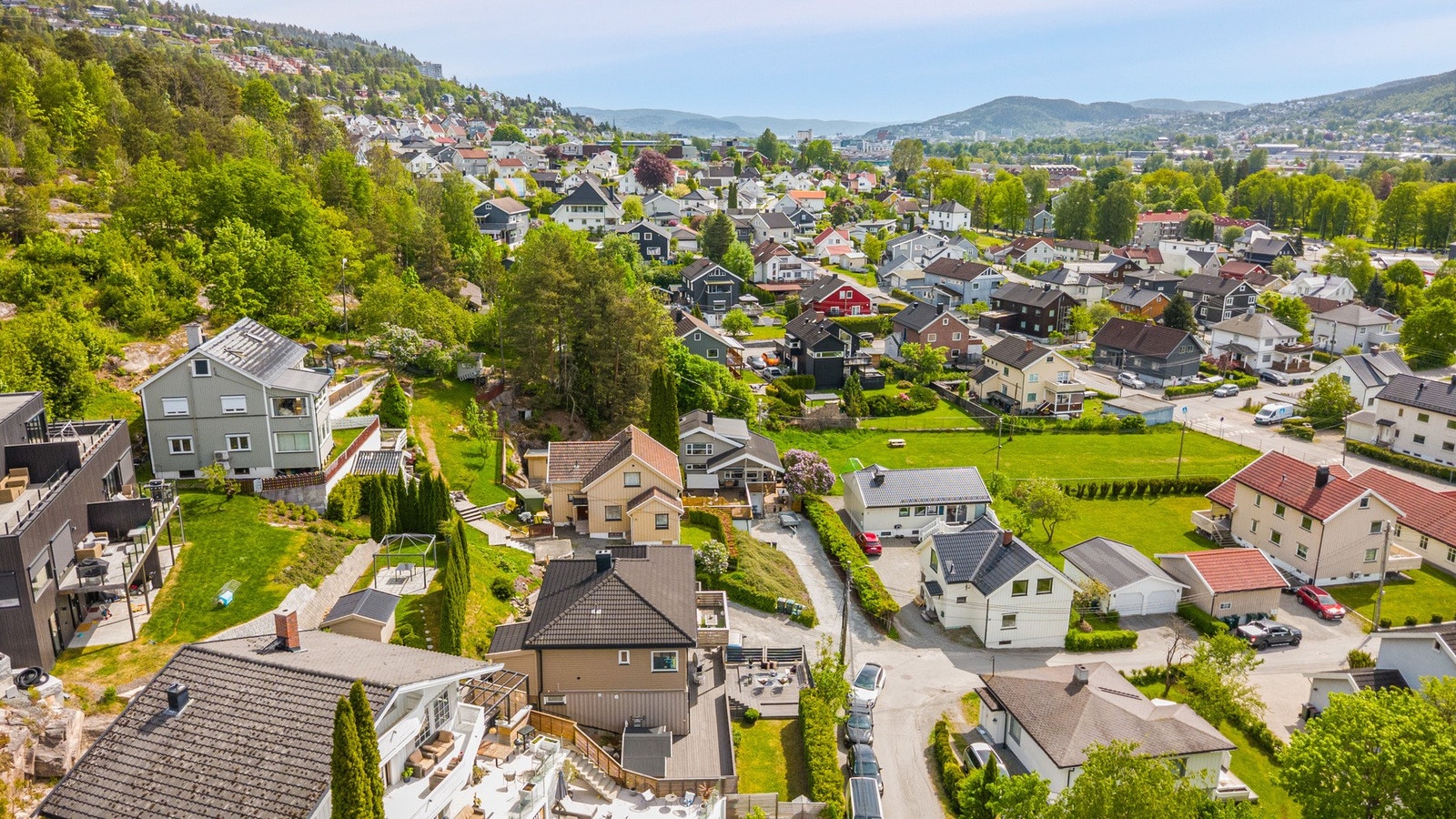 Offentlig kommunikasjon er svært godt utviklet. Nærmeste bussholdeplass, Bergliveien, ligger ca. 300 meter fra boligen og betjenes av linje 139, som har hyppige avganger til sentrum og omegn. I tillegg går linje 52 via Gulskogen. Til Gulskogen stasjon er Galleribilde