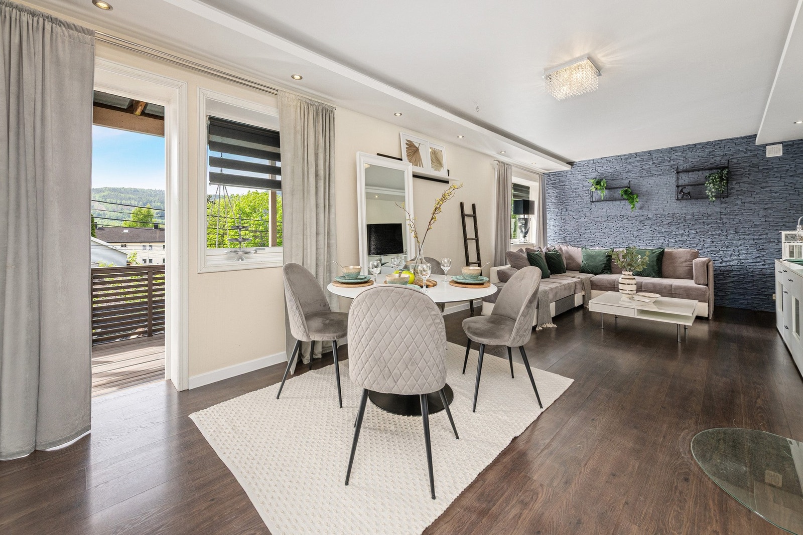 Fra stuen er det direkte utgang til en sydvendt veranda og platting på til sammen ca. 94 m² Galleribilde