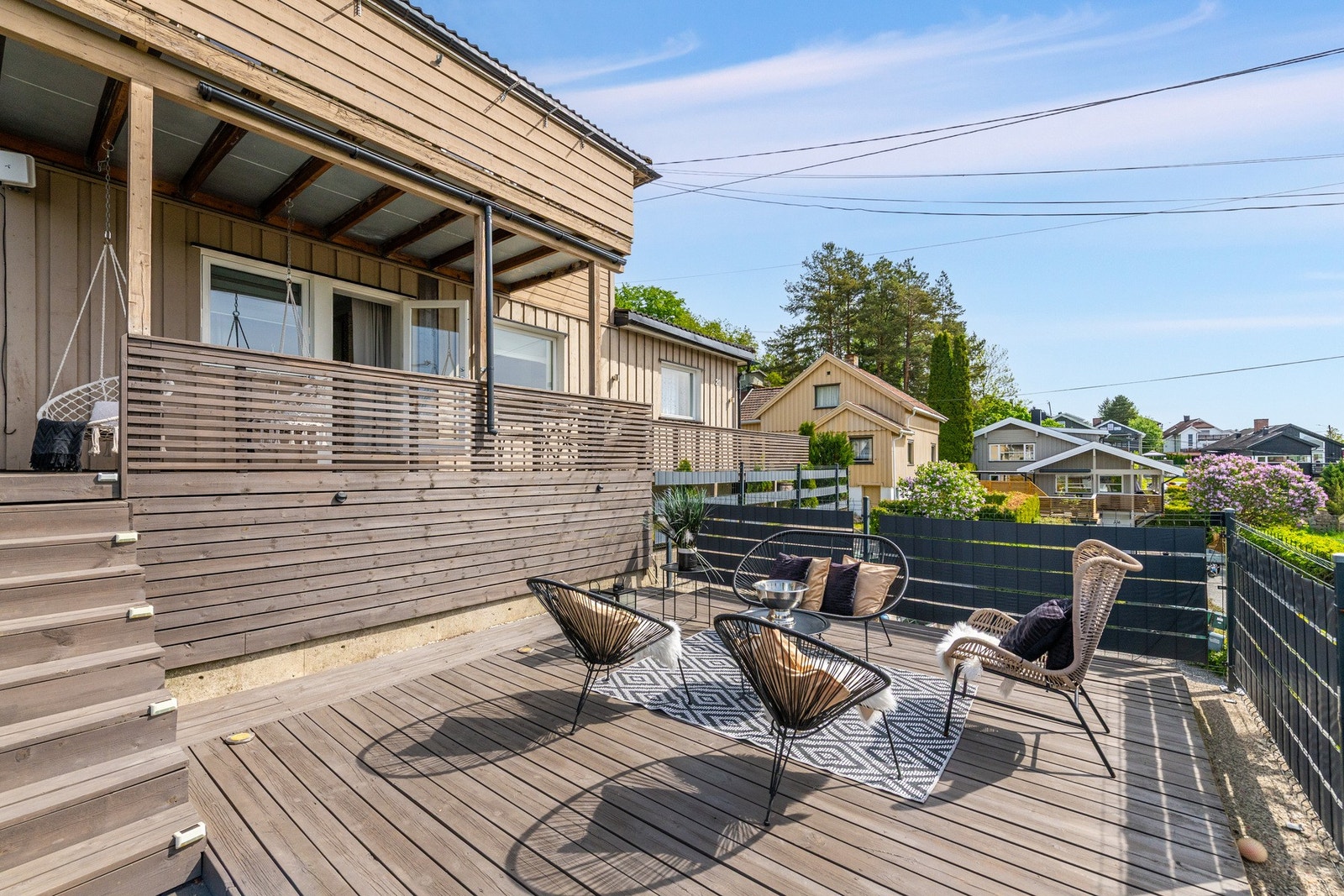 Med direkte utgang fra stue og visuell kontakt med hagen blir overgangen mellom inne og ute både naturlig og funksjonell. Galleribilde