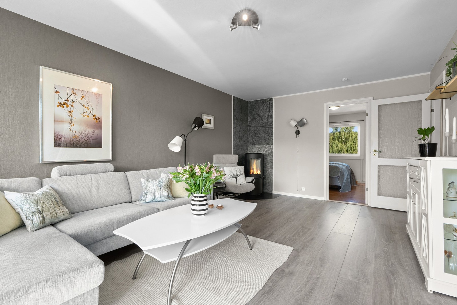 Den gjennomgående planløsning gir lys gjennom boligen. Galleribilde