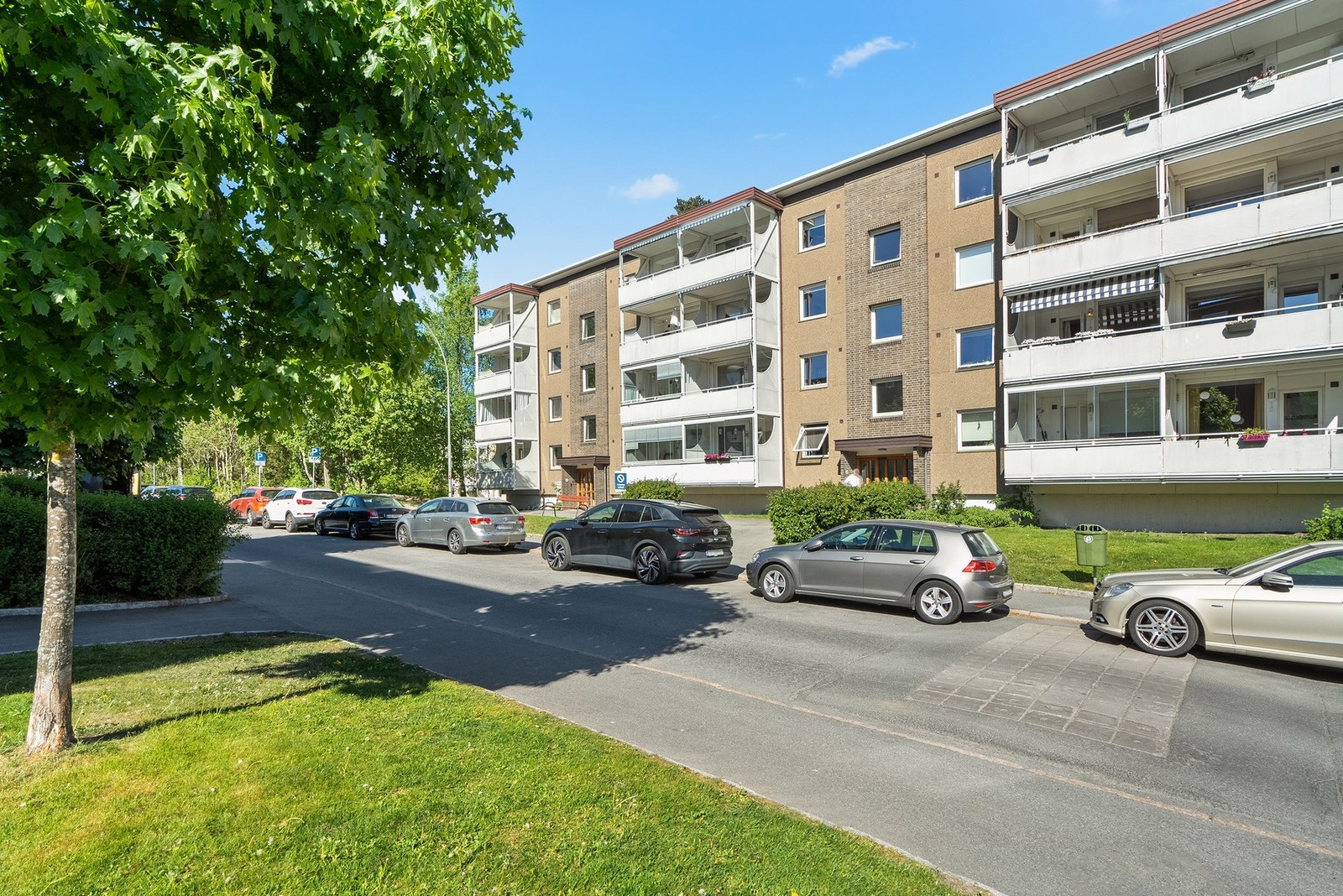 Boligen ligger fint plassert i Vetlandsfaret som er en enveiskjørt gate. Galleribilde