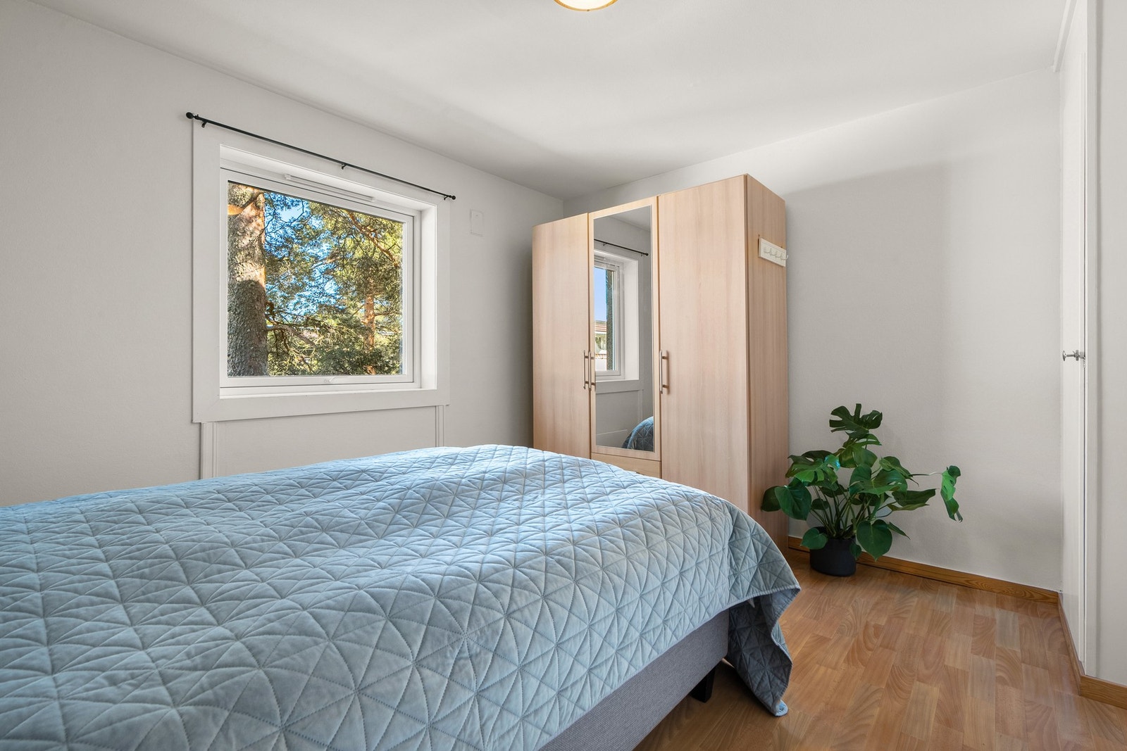 God plass til stort garderobeskap. Galleribilde