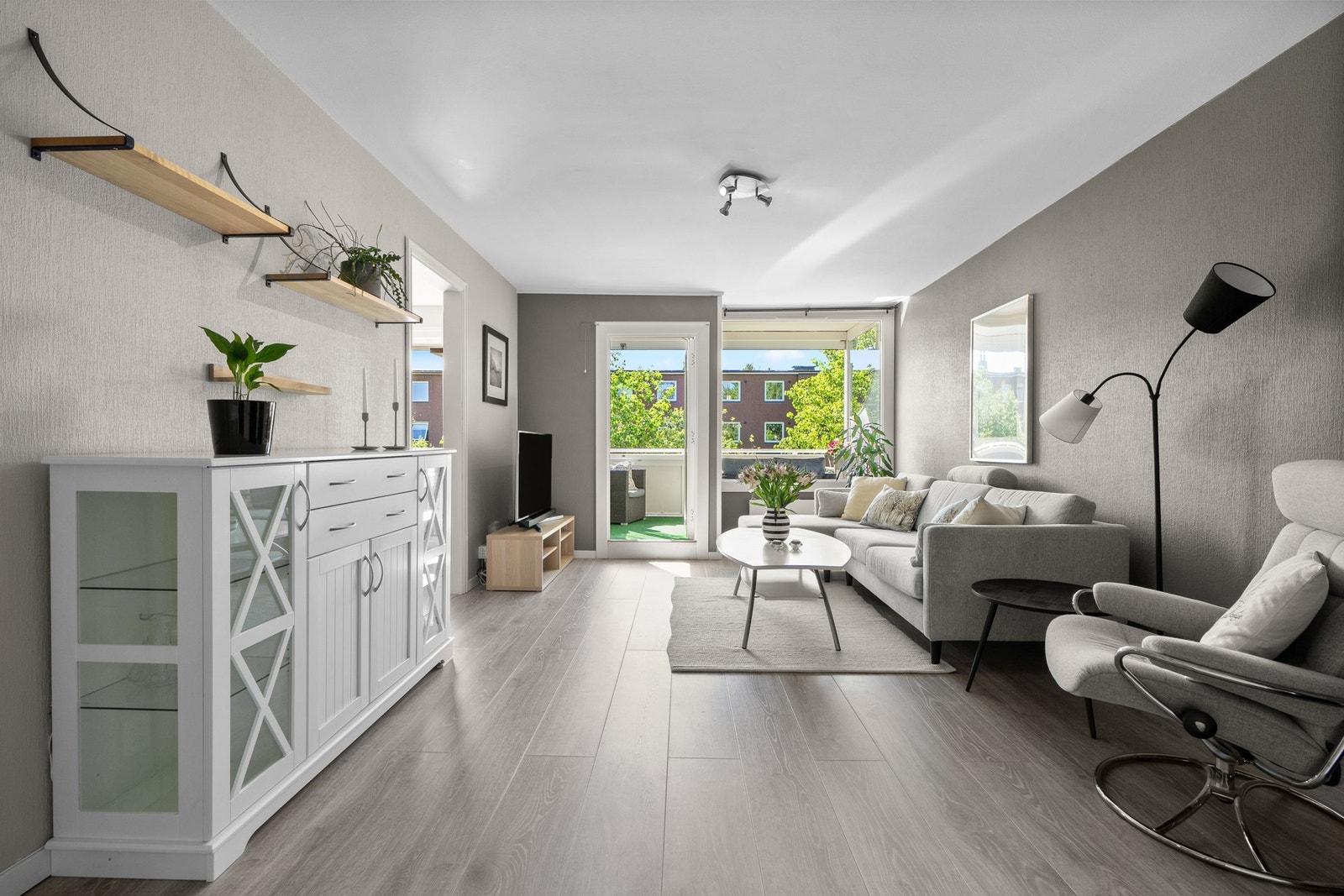 Leiligheten er gjennomgående og har en god planløsning. Det er mulig å innrede med spisebord ved vinduet. Galleribilde