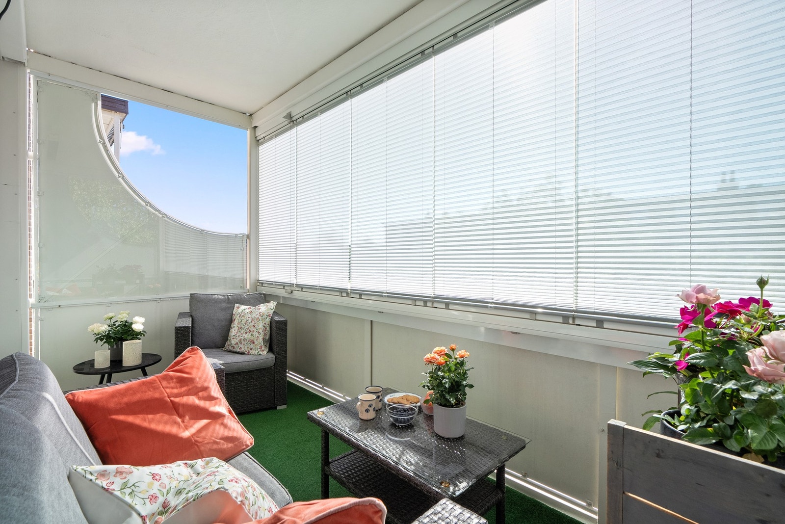 Solskjerming på balkongen, fint på de aller varmeste dagene. Galleribilde