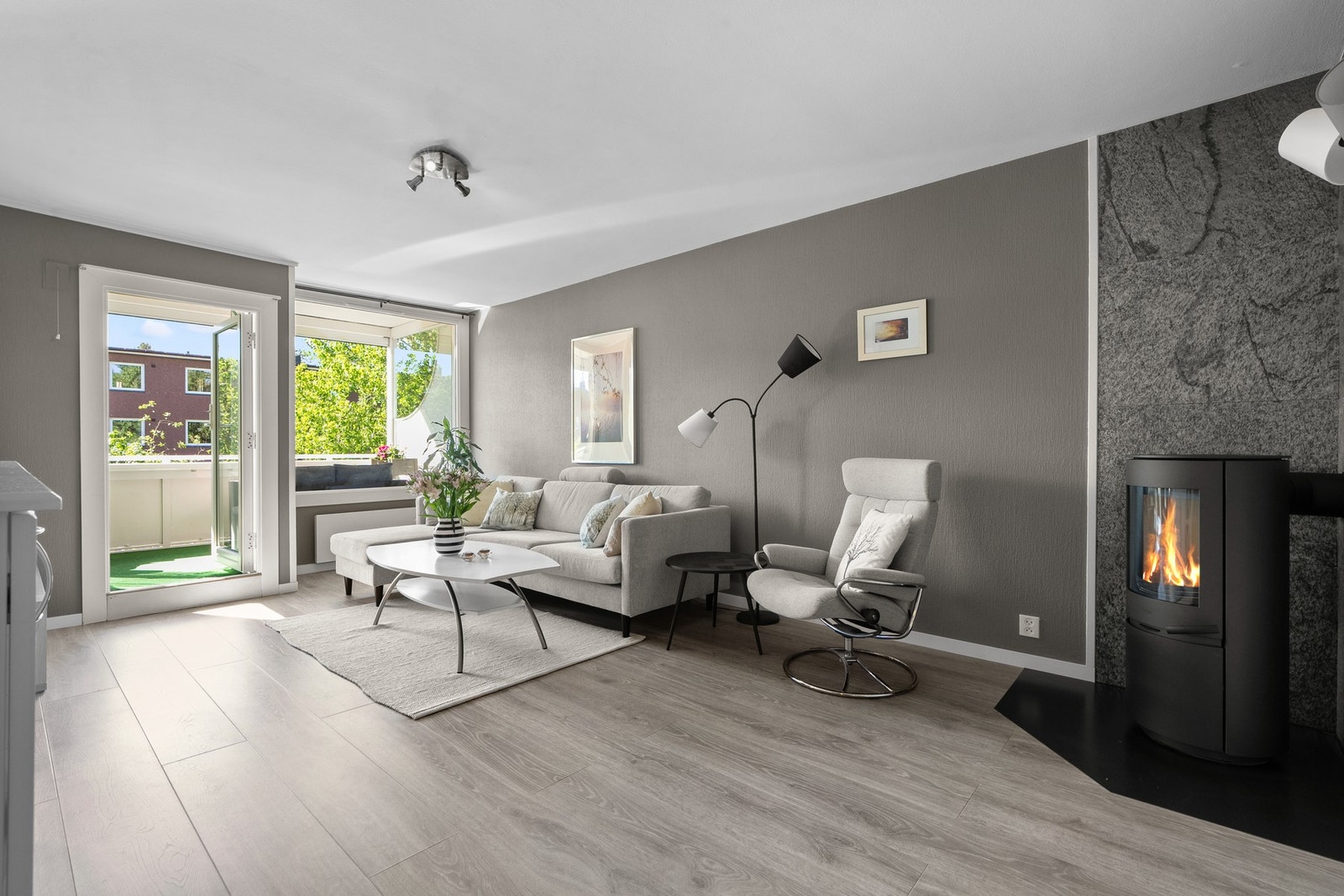 Lys og velholdt 4-roms endeleil. med vestvendt, innglasset balkong, peis og skjermet beliggenhet. Kun 5 minutters gange til Østmarka. Galleribilde