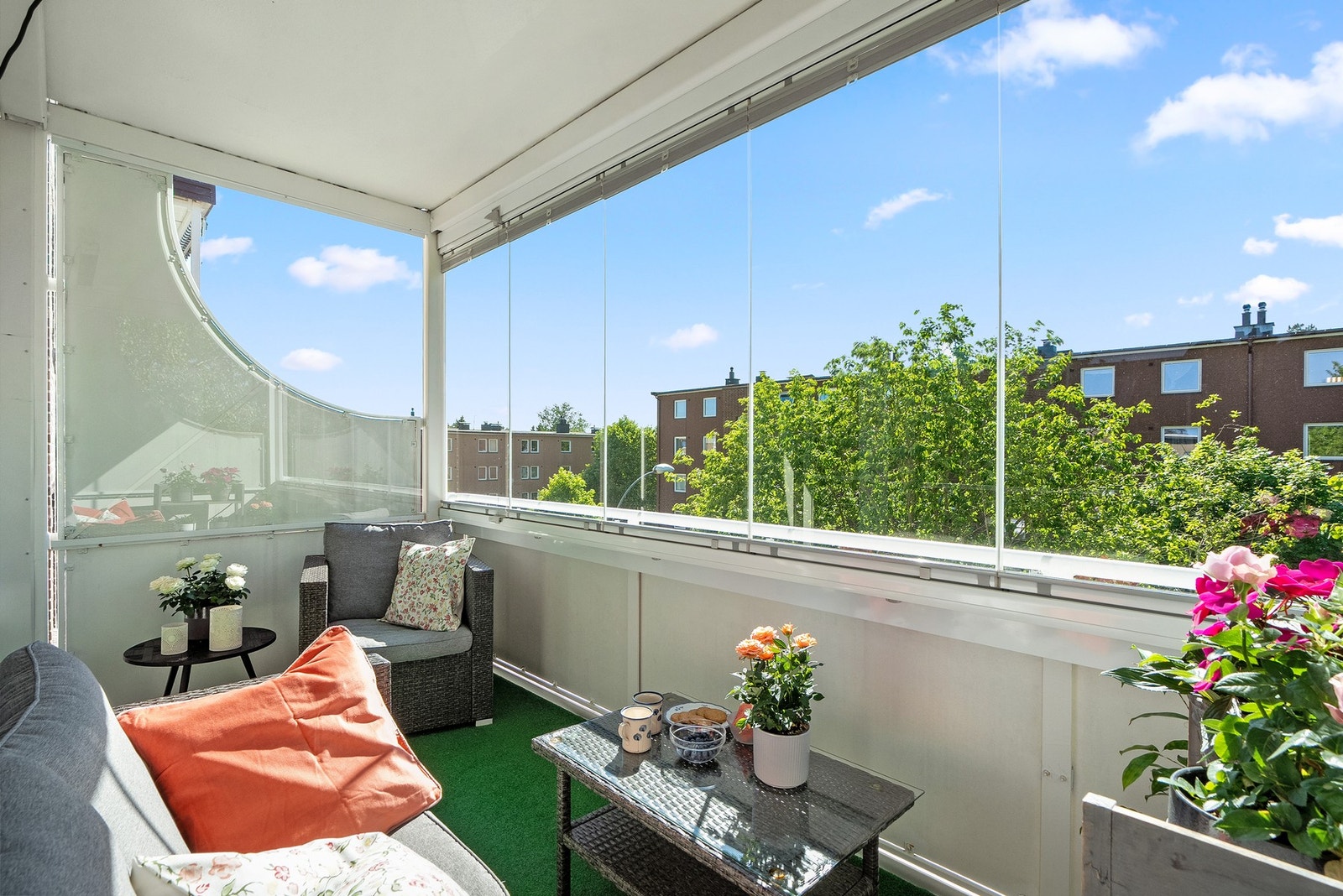 Vestvendt, innglasset balkong på ca. 10 kvm. Galleribilde