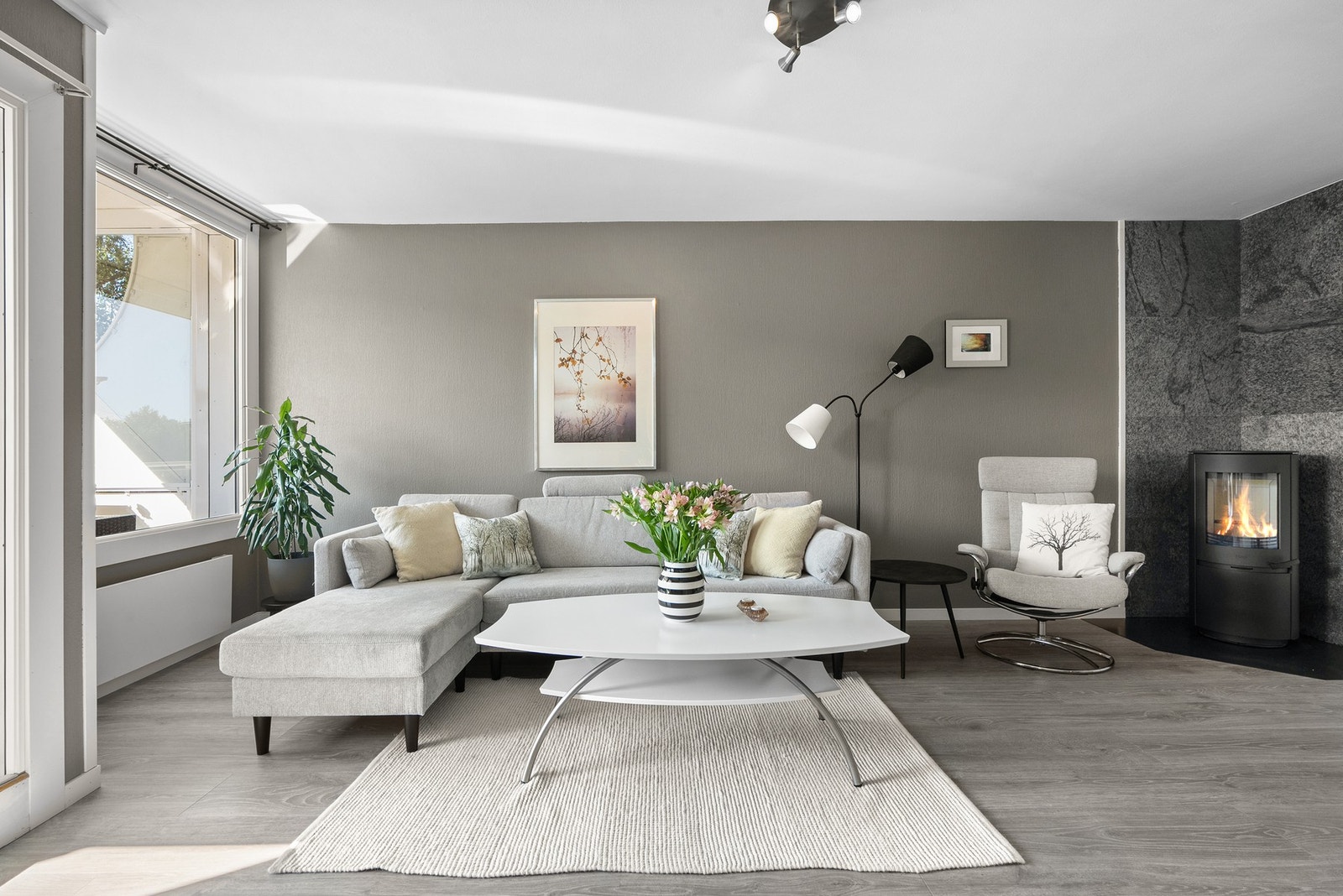 Moderne peisovn fra 2021 i stuen. Samme år ble pipene rehabilitert i regi av borettslaget. Galleribilde