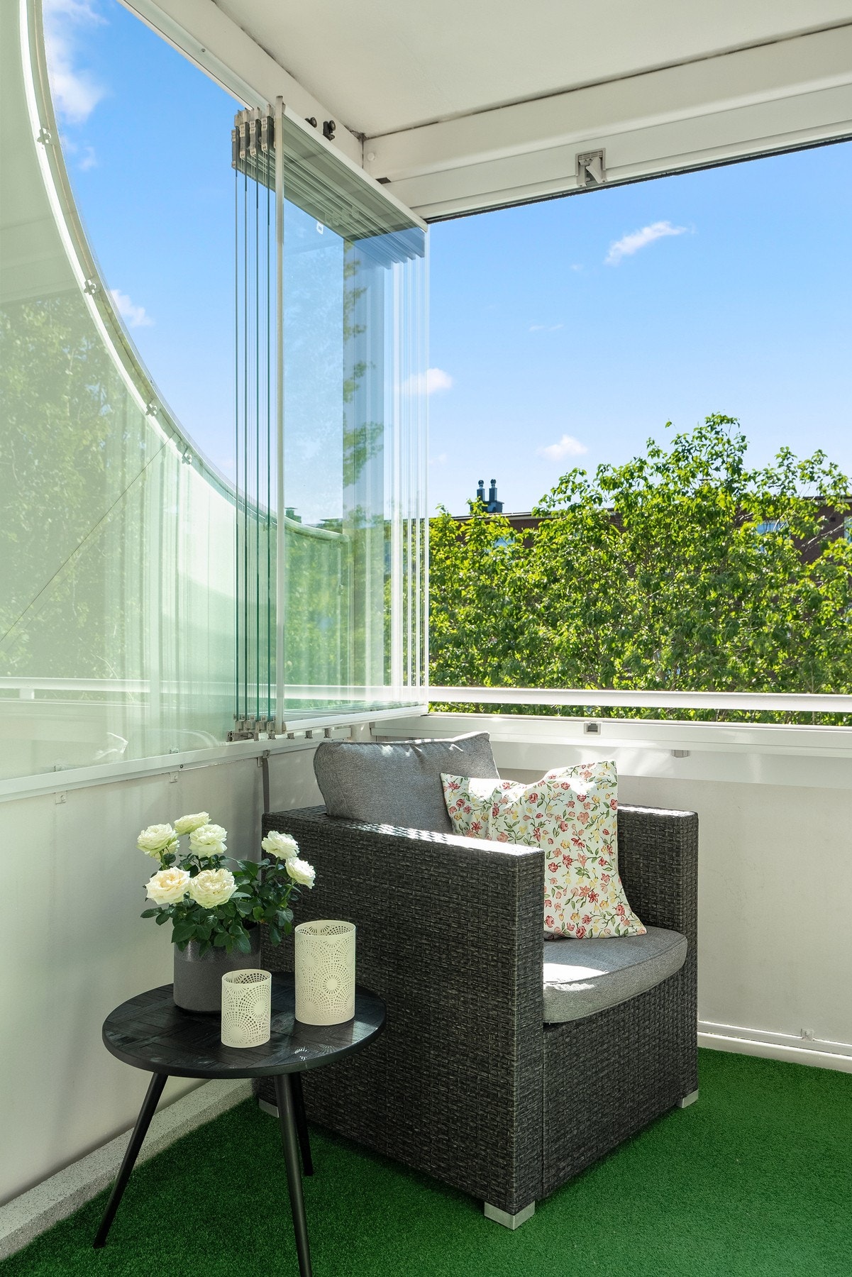 Innglassingen fra 2014 kan skyves helt til side for å slippe sol og luft inn. Galleribilde