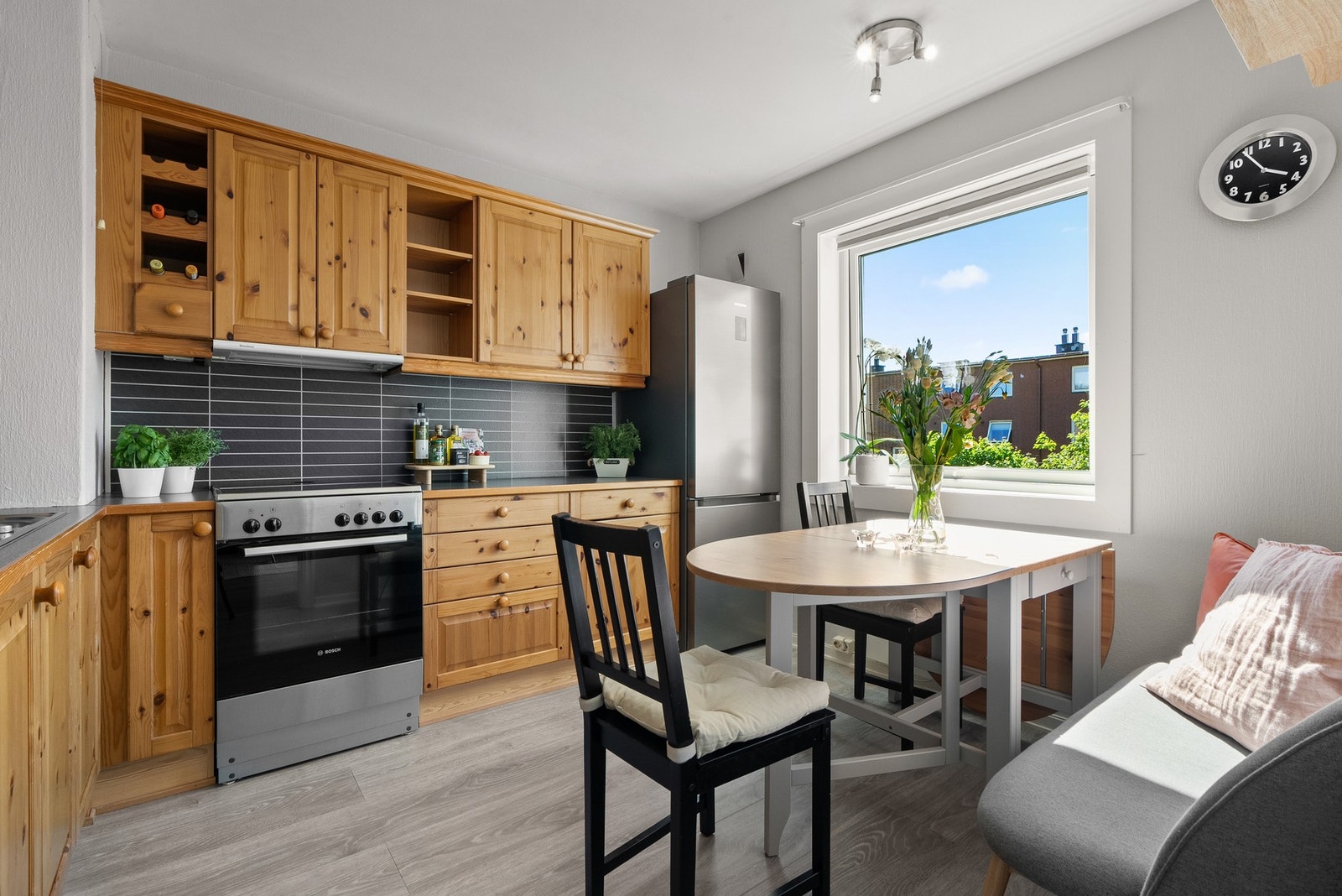 Romslig, solid kjøkken med spiseplass. Galleribilde