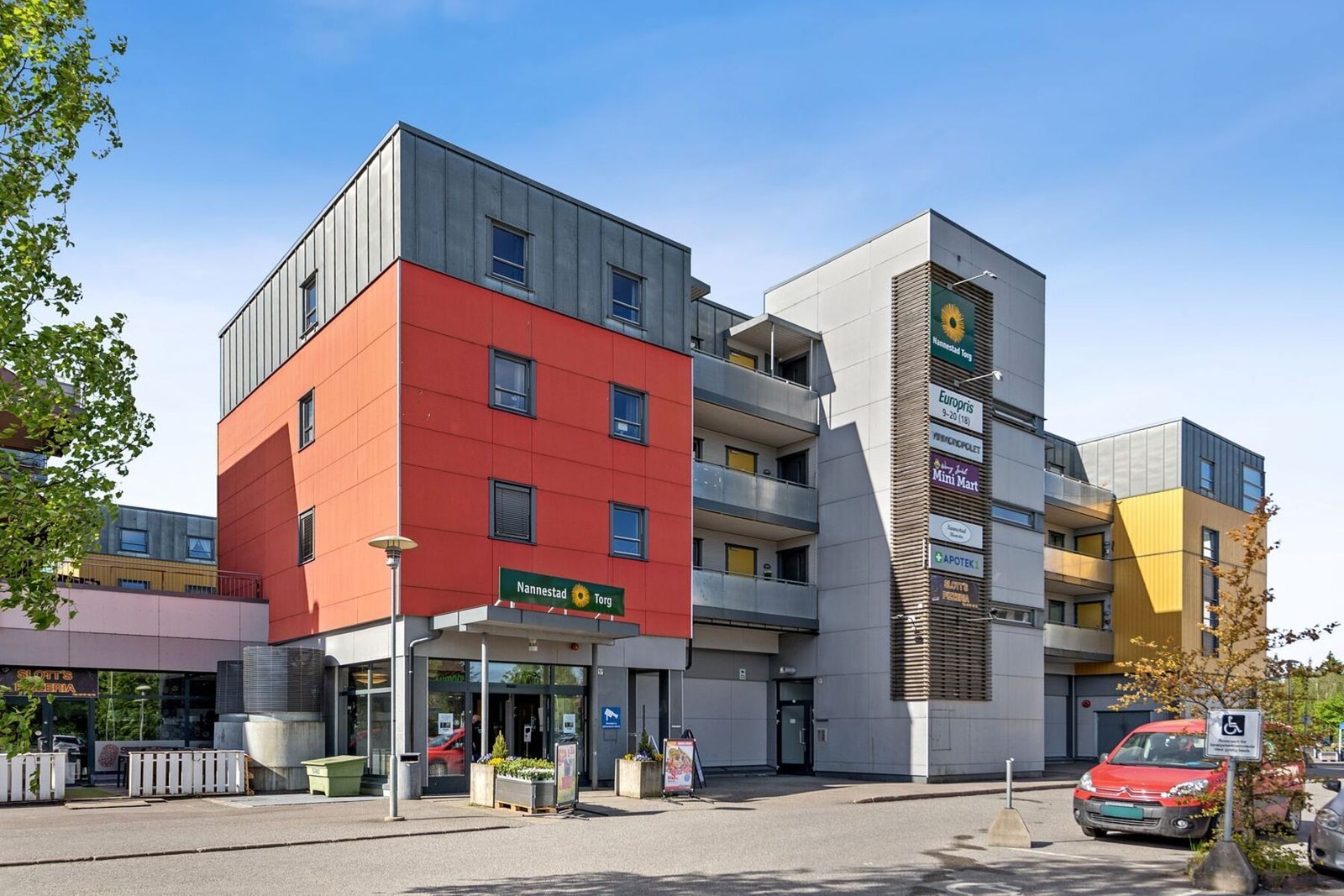Den daglige handelen er enkel og praktisk, med både Kiwi, Rema 1000 og Nannestad Torg - hvor du finner apotek og vinmonopol - kun få minutters gange fra boligen Galleribilde