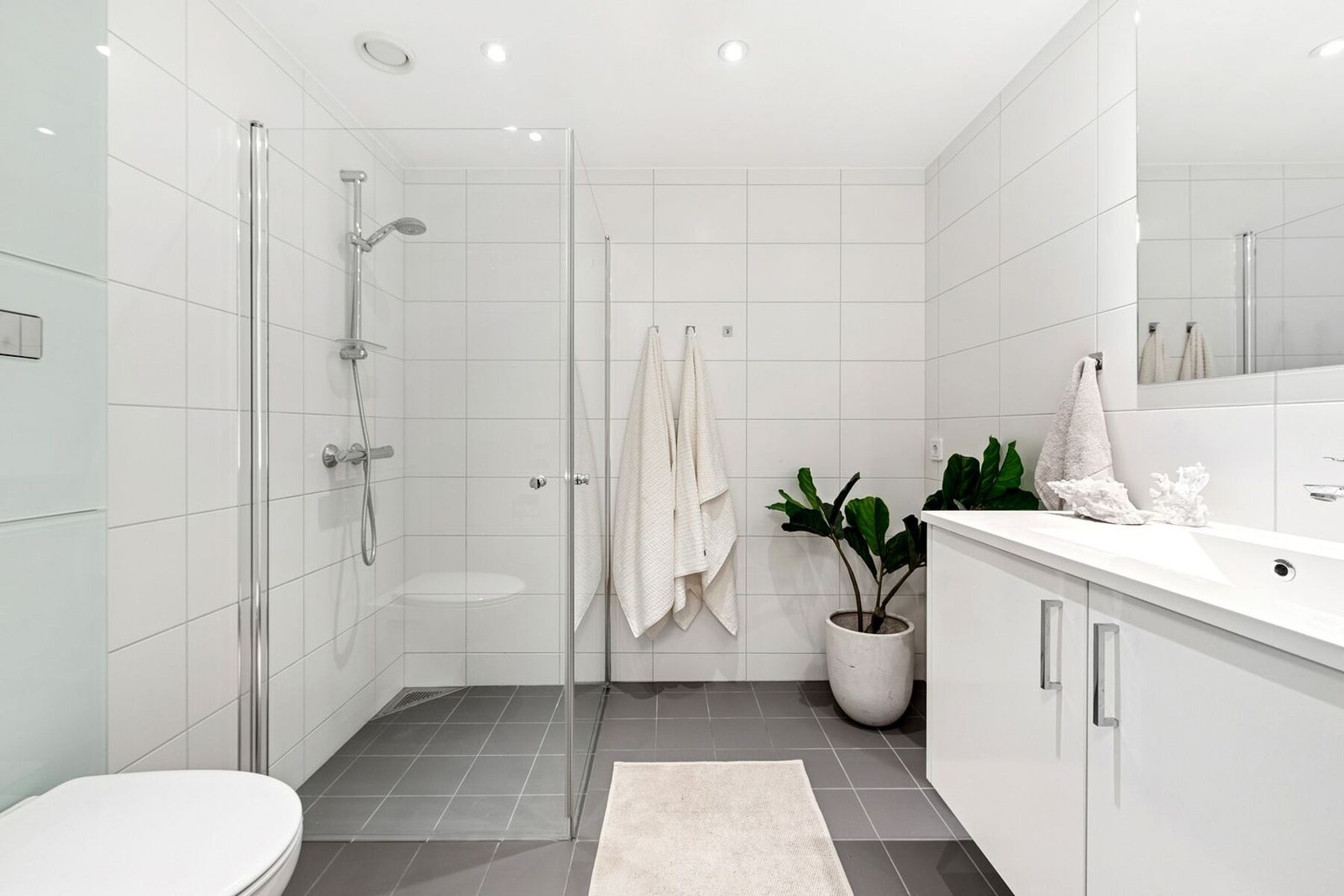 Badet er av meget god størrelse og er innredet i tidløse, lyse toner som gir en behagelig start på dagen. Galleribilde