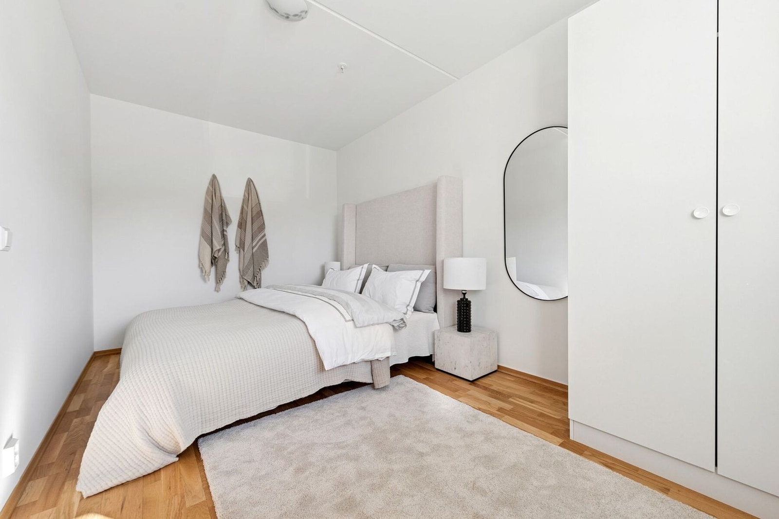 Hovedsoverommet har god plass til både stor seng, garderobe og annet møblement Galleribilde